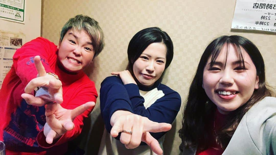 水波綾さんのインスタグラム写真 - (水波綾Instagram)「ねばーぎぶあっぷで久々にズッ友 の大畠(現・大石さん)と長浜に会いました😎  涙出るぐらい笑って楽しかった🤣 ユニコーン🦄🤣🤣  ねばぎばの料理も凄く美味しい😋 やっぱり唐揚げ大好き🍗  #ANIKI🕶 #AvidRival  #ズッ友 #大畠美咲 #長浜浩江 #ryomizunami #水波綾 #アニキ #飯田橋 #ねばーぎぶあっぷ」4月11日 12時47分 - mizunamiryo