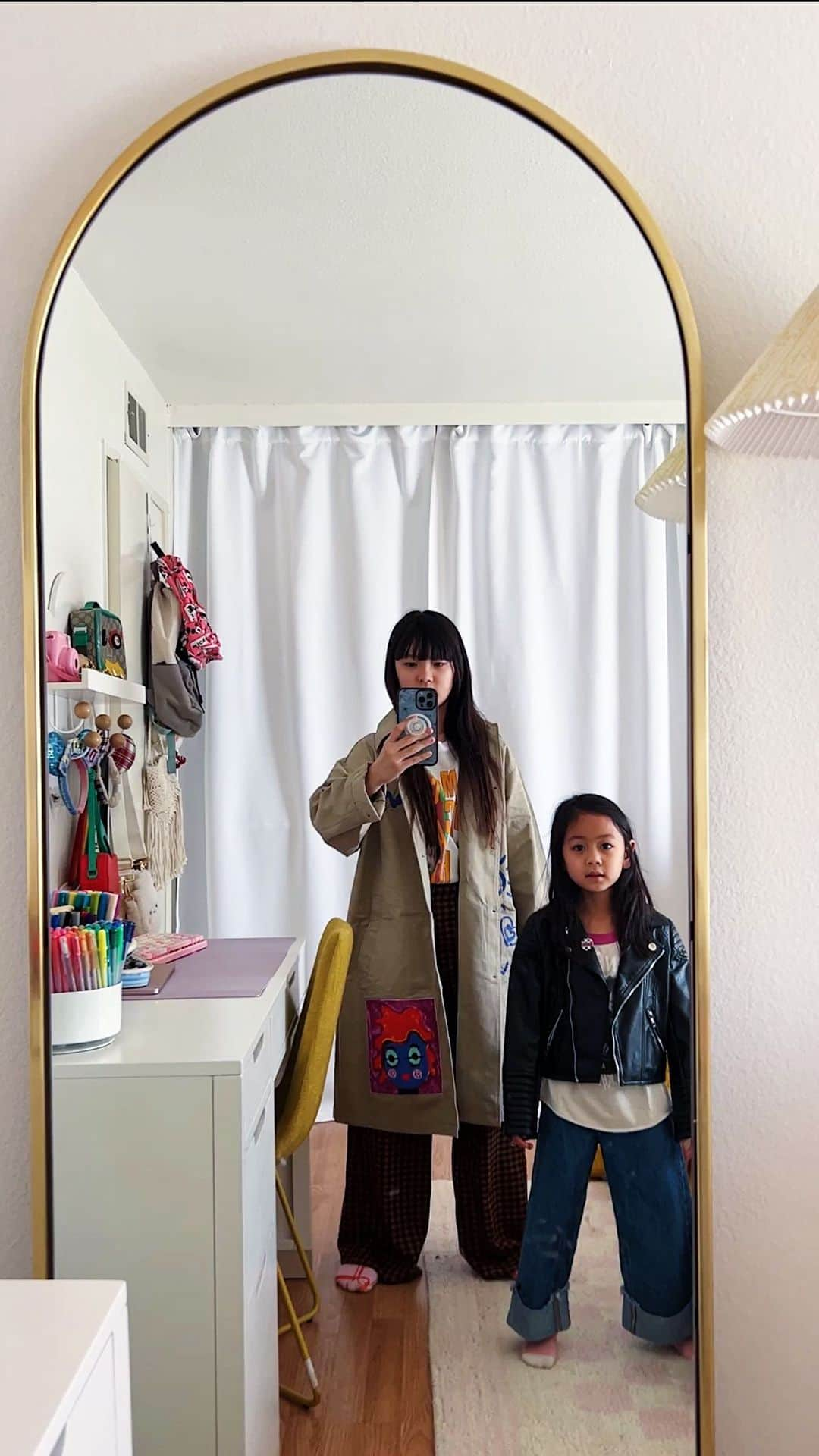 Zooey Miyoshiのインスタグラム：「When your little sister has main character energy so you let her shine✨ Happy #nationalsiblingsday !! 👯‍♀️ #zooeyxamelie」