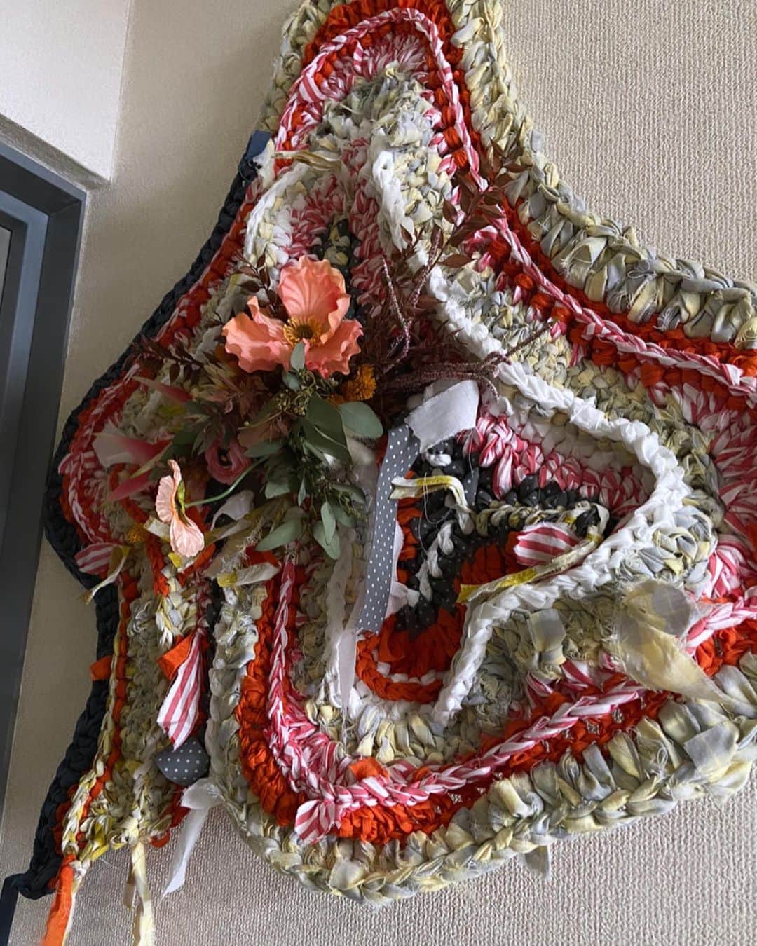 蓮沼千紘さんのインスタグラム写真 - (蓮沼千紘Instagram)「帰って来たとき気分が明るくなると思う💐  flower&knit 💐🧶tapestry  VEINの香織さんとの コラボレーションタペストリー を数年ぶりに発表します。  プッシュピン等で簡単に壁面に 装着が可能です。 ニットと花という異素材でありながら 有機的な曲線が親和性を持った作品です。 ずーーーーっとみていられます。  タペストリーは全7作品。 サイズも色々なのでラインナップは 会場で対峙してご確認ください。  あー嬉しい。 素敵なものが作れて嬉しい。  香織さんありがとう💓  an/eddy interior work exhibition  会期 4/14-17 open-close 4/14(金曜日)  13：00-17:00　 ⭐︎4/15 (土曜日) 4/16(日曜日) 11:00-18:00 4/17 (月曜日) 11:00-17:00  . 場所 @okappachanhouse   ACCESS 東京おかっぱちゃんハウス/OKP STORE 〒177-0044 東京都練馬区上石神井３−３０−８ okappachanhouse@gmail.com Tel: ０３−６９０４−７６０６​ ​ 西武新宿線 ”上石神井駅”北口より徒歩６分 ​ 上石神井駅までのアクセス ・西武新宿駅から急行で１５分、高田馬場駅から１２分/ ・JR、井の頭線 ”吉祥寺駅”より西武バス ・成増行きに乗り１５−２０分   ＊一般のお客様用駐車場のご用意はありません、 お車でお越しの際は、近隣のコインパーキングをご利用ください。 （イベント主催者用駐車場は敷地内に１台分ご用意があります。） .  #aneddy#aneddyinteriorwork  #aneddyinteriorworkexhibition  #tapestry#knittapestry #knittedtapestry  #knitart#knitwork#knittersgonnaknit #knit #knitting #handwork#flowers」4月11日 12時47分 - knitchihiro