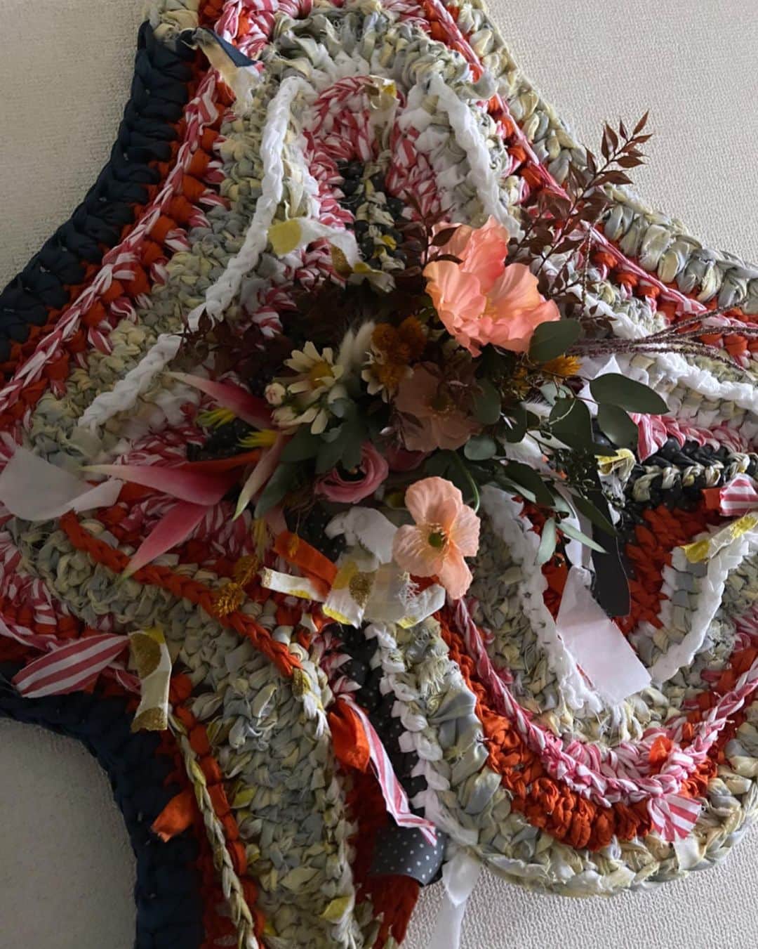 蓮沼千紘さんのインスタグラム写真 - (蓮沼千紘Instagram)「帰って来たとき気分が明るくなると思う💐  flower&knit 💐🧶tapestry  VEINの香織さんとの コラボレーションタペストリー を数年ぶりに発表します。  プッシュピン等で簡単に壁面に 装着が可能です。 ニットと花という異素材でありながら 有機的な曲線が親和性を持った作品です。 ずーーーーっとみていられます。  タペストリーは全7作品。 サイズも色々なのでラインナップは 会場で対峙してご確認ください。  あー嬉しい。 素敵なものが作れて嬉しい。  香織さんありがとう💓  an/eddy interior work exhibition  会期 4/14-17 open-close 4/14(金曜日)  13：00-17:00　 ⭐︎4/15 (土曜日) 4/16(日曜日) 11:00-18:00 4/17 (月曜日) 11:00-17:00  . 場所 @okappachanhouse   ACCESS 東京おかっぱちゃんハウス/OKP STORE 〒177-0044 東京都練馬区上石神井３−３０−８ okappachanhouse@gmail.com Tel: ０３−６９０４−７６０６​ ​ 西武新宿線 ”上石神井駅”北口より徒歩６分 ​ 上石神井駅までのアクセス ・西武新宿駅から急行で１５分、高田馬場駅から１２分/ ・JR、井の頭線 ”吉祥寺駅”より西武バス ・成増行きに乗り１５−２０分   ＊一般のお客様用駐車場のご用意はありません、 お車でお越しの際は、近隣のコインパーキングをご利用ください。 （イベント主催者用駐車場は敷地内に１台分ご用意があります。） .  #aneddy#aneddyinteriorwork  #aneddyinteriorworkexhibition  #tapestry#knittapestry #knittedtapestry  #knitart#knitwork#knittersgonnaknit #knit #knitting #handwork#flowers」4月11日 12時47分 - knitchihiro