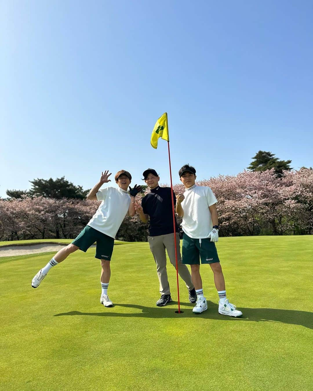 杉浦太陽さんのインスタグラム写真 - (杉浦太陽Instagram)「親友と数億年ぶりにゴルフw⛳️  下手くそだけど、 教わりながら友だちと行くのはいいもんだ✨✨　  バーディ一個取れたのが嬉しかったw  @sugiurataiyou_official  #ゴルフ #いつぶりだ？ #福王寺輝明 #誕プレでもらったゴルフウェア #おそろコーデ www #仲間ゴルフ #セイアのきのこ探してたら #アミガサタケ見つけた✨」4月11日 12時40分 - sugiurataiyou_official