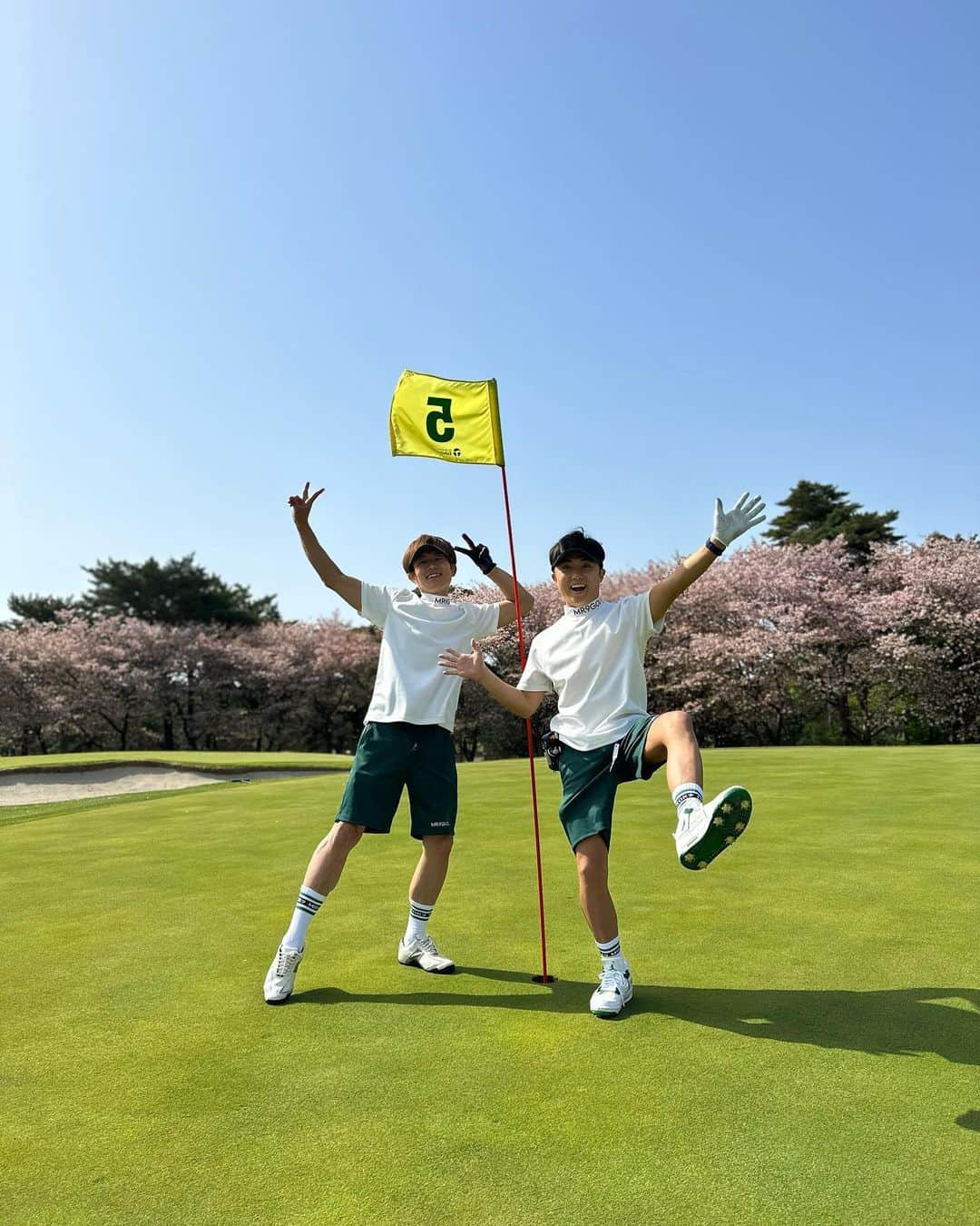 杉浦太陽さんのインスタグラム写真 - (杉浦太陽Instagram)「親友と数億年ぶりにゴルフw⛳️  下手くそだけど、 教わりながら友だちと行くのはいいもんだ✨✨　  バーディ一個取れたのが嬉しかったw  @sugiurataiyou_official  #ゴルフ #いつぶりだ？ #福王寺輝明 #誕プレでもらったゴルフウェア #おそろコーデ www #仲間ゴルフ #セイアのきのこ探してたら #アミガサタケ見つけた✨」4月11日 12時40分 - sugiurataiyou_official