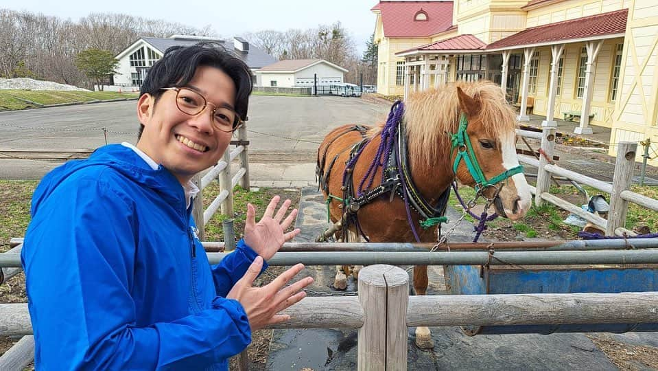 堀内大輝さんのインスタグラム写真 - (堀内大輝Instagram)「.  🔸THE TIME,中継🔸  札幌の中心部から車で40分、「北海道開拓の村」 明治、大正、昭和初期の 北海道の暮らしを感じられる野外博物館です。  そこにあるのが、 馬が客車を引き線路を走る「馬車鉄道」です。 今では珍しく、現役で走っているのは 全国でも貴重なんだそう。 明治・大正時代、建築などに使う石を 市街地に運ぶ手段として活躍していました。 この馬車鉄道は、 市電のもとになったといわれています。  600メートルの線路を、 馬車に乗りゆったりと進んでいきます。 わずか数分ではありますが、 春の風を感じ、レトロな街並みを 眺めるひとときは贅沢な時間。  馬車から見える理髪店、銀行などの建物は、 人気漫画「ゴールデンカムイ」に登場するものも！ ファンにとっての聖地としての人気も高い場所です！  今シーズンの営業は11月まで。 ぜひ、一度味わってみてください！  #馬車 #馬車鉄道 #鉄道 #北海道開拓の村 #ゴールデンカムイ #聖地 #聖地巡礼 #札幌 #北海道 #アナウンサー #thetime_tbs @thetime_tbs」4月11日 12時45分 - hbc_daikihoriuchi