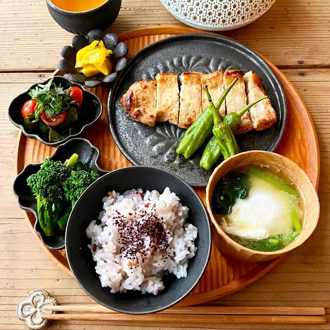 ひろσ(´～｀*)のインスタグラム：「☆ 🍴豚肉の西京焼き 🍴ブロッコリーのレモンバターソテー 🍴わかめとミニトマトの酢の物 🍴ゆかり雑穀米 🍴ほうれん草と落とし卵のお味噌汁 ． ． 白味噌が必要な時があって 買ったものの 普段使いは減塩合わせ味噌なので なかなか出番なく西京焼きに😅 ． ． 赤身のところはもちろんですが 脂身のところが 甘く美味しくなり いい感じです♪ ． ． ・・・・・・・・・・・・・・・ #夜ごはん#常備菜#作り置き #つくりおき#ごはん#おうちごはん#手作りごはん#マカロニメイト#てづくりごはん365# 晩ごはん#からだにやさしいごはん #体に優しいごはん#うつわ好き#器好きな人とつながりたい #japanesefood #おうちカフェ#晩御飯#夜ご飯#よるごはん#ばんごはん#安福由美子#石川裕信 #木下和美 #西京焼き#雑穀米」