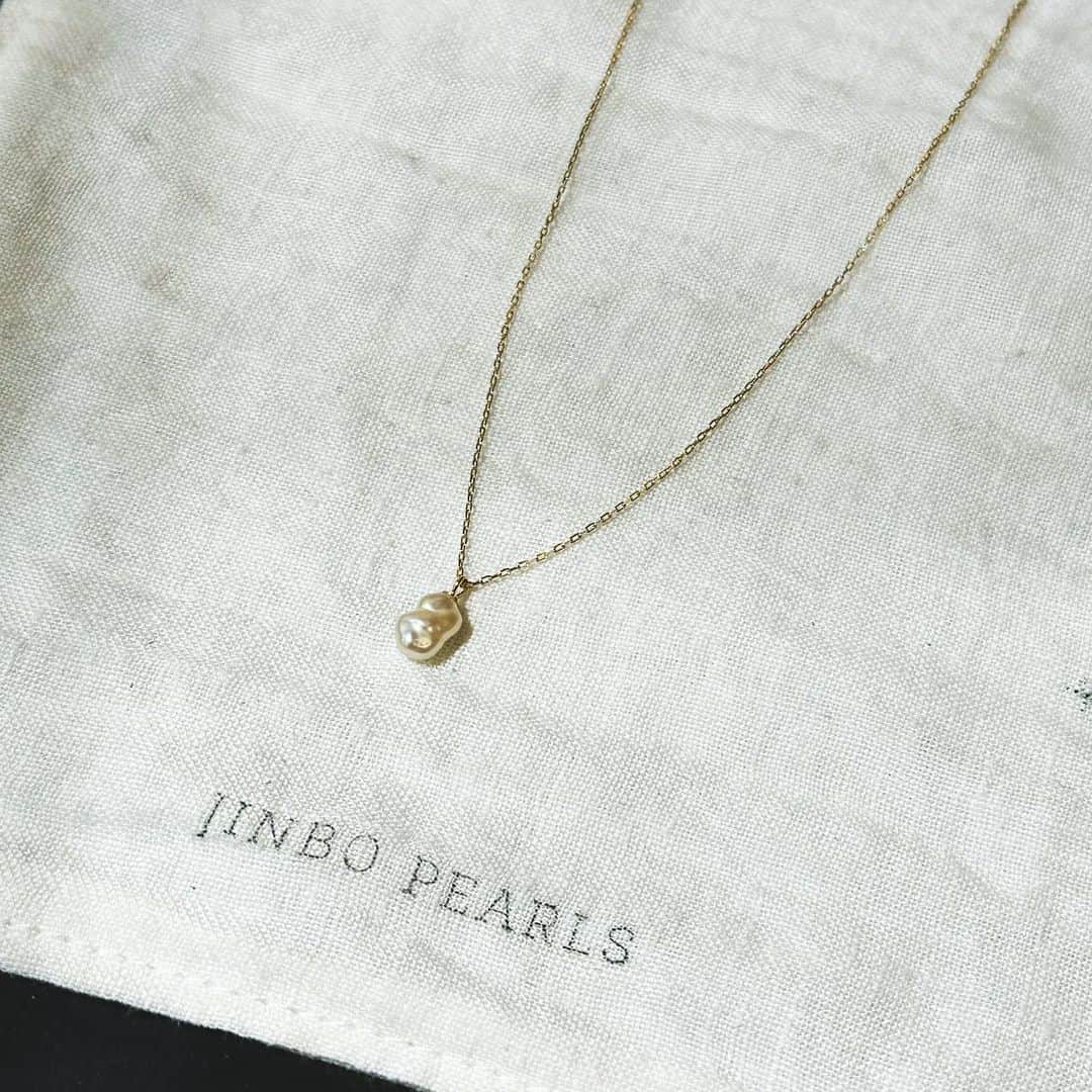 のインスタグラム：「・  vintage pearl🫧 @jinbopearls   綺麗に成形されているものも素敵だけど、そのままの形で唯一無二の淡水パール。 カジュアルなスタイルにもピッタリハマる、Jinbo pearlsさんのアクセサリーはお気に入りすぎてこちらで3つ目。 チェーンは10kになります。  40年前のもので、今ではもうこの白いパールは採れないとの事。 大事に大事に自分らしく普段使いに。  #琵琶湖 #pearl  #accessories」