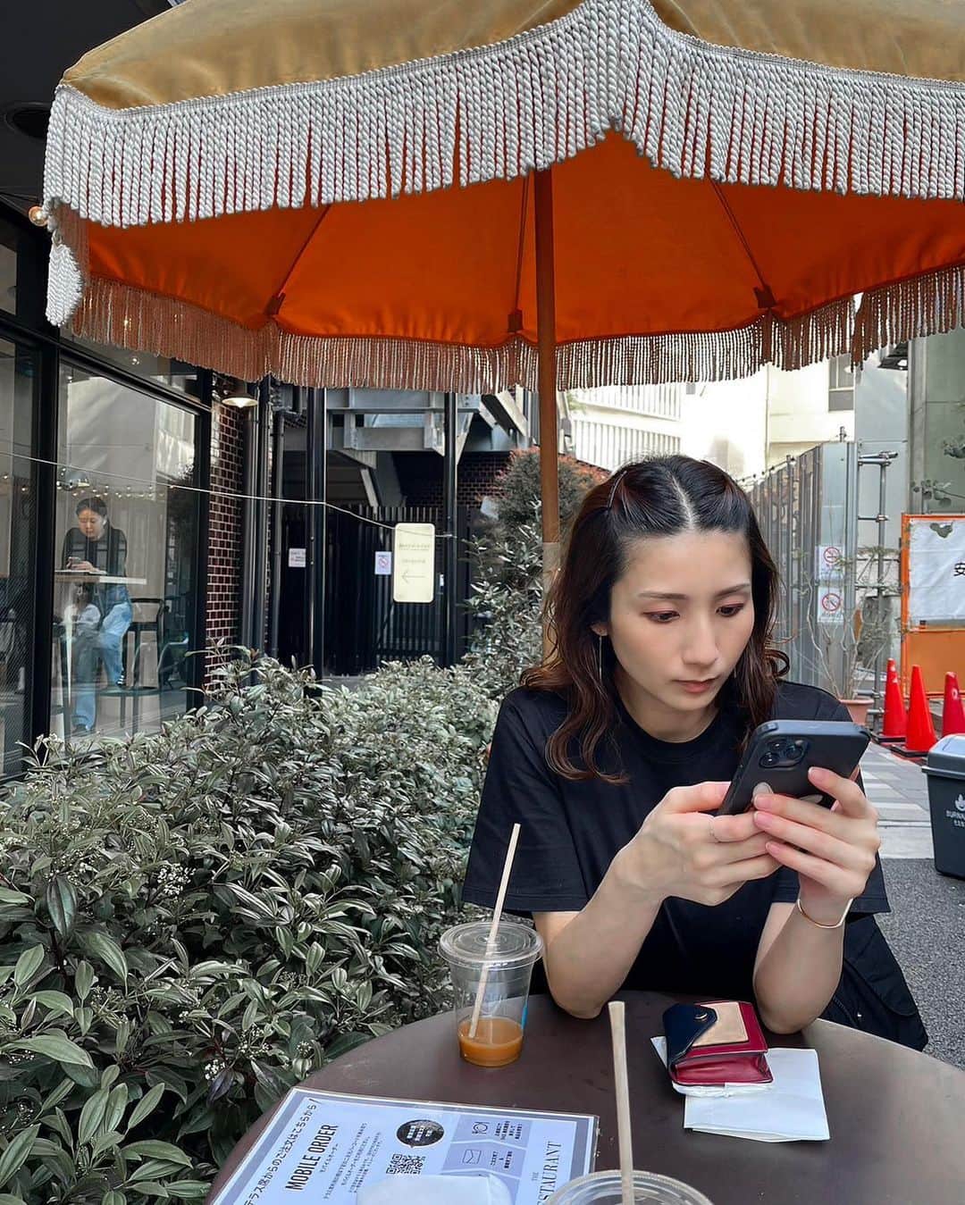 高橋美咲のインスタグラム：「. ボリューミーなハンバーガーをほぼ無言で食べて🍔 公園お散歩して🚶‍♀️ テラス席でごまちゃんの尻尾見ながらお茶🐶🖤☕️ . . #しょーことみさき #春を堪能 #テラス席がお好き」