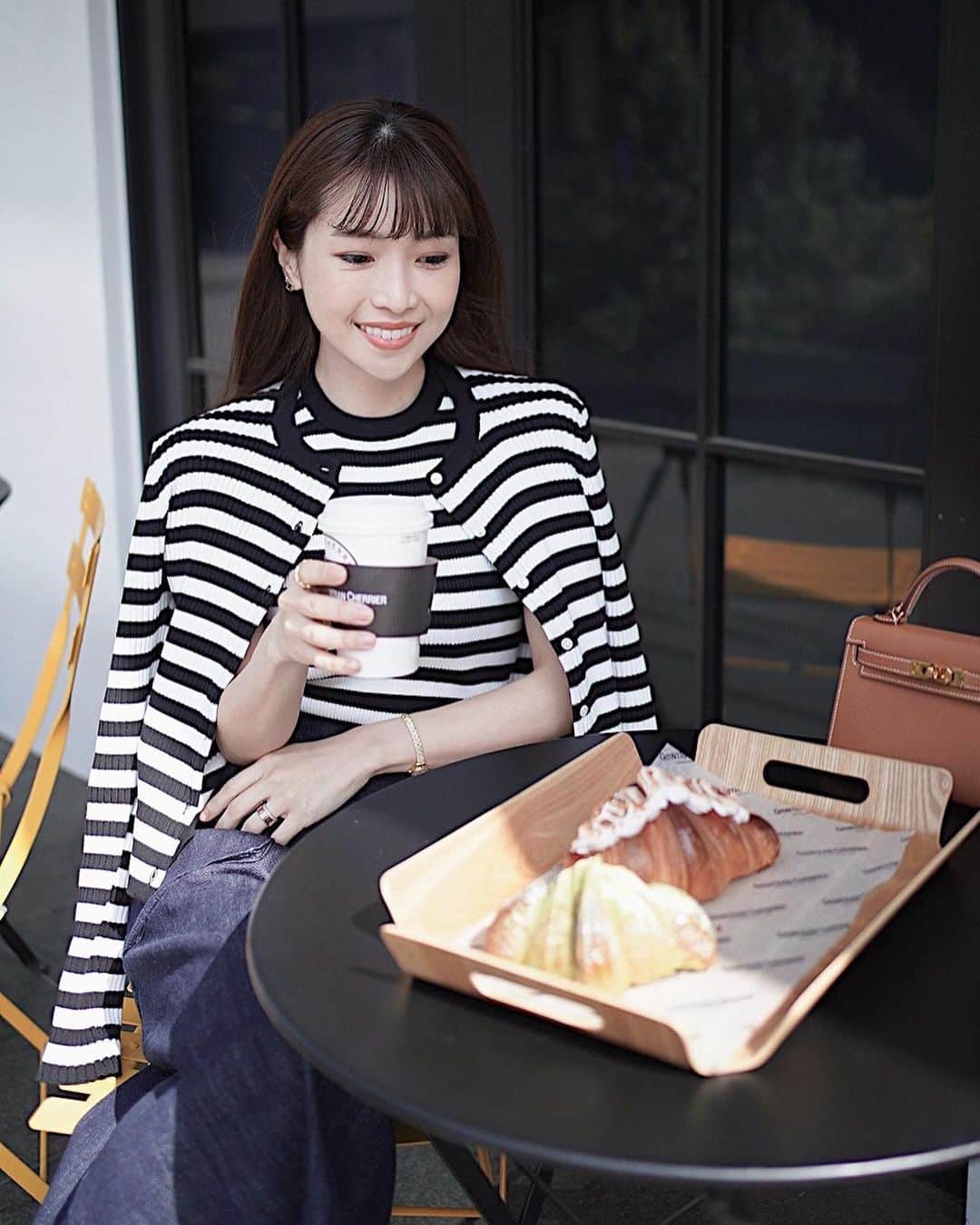 喜田彩子さんのインスタグラム写真 - (喜田彩子Instagram)「⁡ ⁡ ＼好きなお洋服と好きな香りで一日ごきげんっ♩／ ⁡ ⁡ コートいらずでコーデを楽しめる春が嬉しい🌸 ⁡ 街中にお洒落で素敵な女性が沢山で 眺めるだけでもワクワクします＾＾！ ⁡ 好きなお洋服に合わせて、ニオイケアしながら気分も上げられる エージーデオ２４（医薬部外品）の香り付きスプレーをシュッ🤍🍃 この日は気分に合わせて爽やかでほんのりと優しい イエローのECLAT CLAIR(エクラ クレール) みずみずしいシトラスが香るティーノートを中心に シュワッと弾けるジンジャー感がプラスされた23年限定の香り♥ ⁡ 香りラインは5種類！ どれも調香師さんが作っていて 質の高い香りなのにふんわり香るのも◎ ⁡ ⁡ 他にもお気に入りの香りは「フローラルブーケ」 果実などの甘みと花々の香りのバランスが 甘すぎず抜け感のある大人っぽい香りで好き🌷 ⁡ ⁡ 通学通勤などにもさりげなく女性らしい香りを楽しめ 汗だけでなく、ストレス臭*のニオイケアまでもできるので これからの季節どんな時でも気持ちよく好きな服を着れるよっ♡ ⁡ スプレータイプだから全身に使えるのも◎ ⁡ 気になった方はぜひ~ ⁡ ⁡ ＊ストレス臭を包み込んで嫌なニオイを目立たなくするSTハーモナージュ香料配合 #エージーデオ24 #ひとつ上のニオイケア #ごきげんルーティン #制汗剤 #cafe #カフェ　#AgDEO24_PR」4月11日 18時15分 - ayacokida