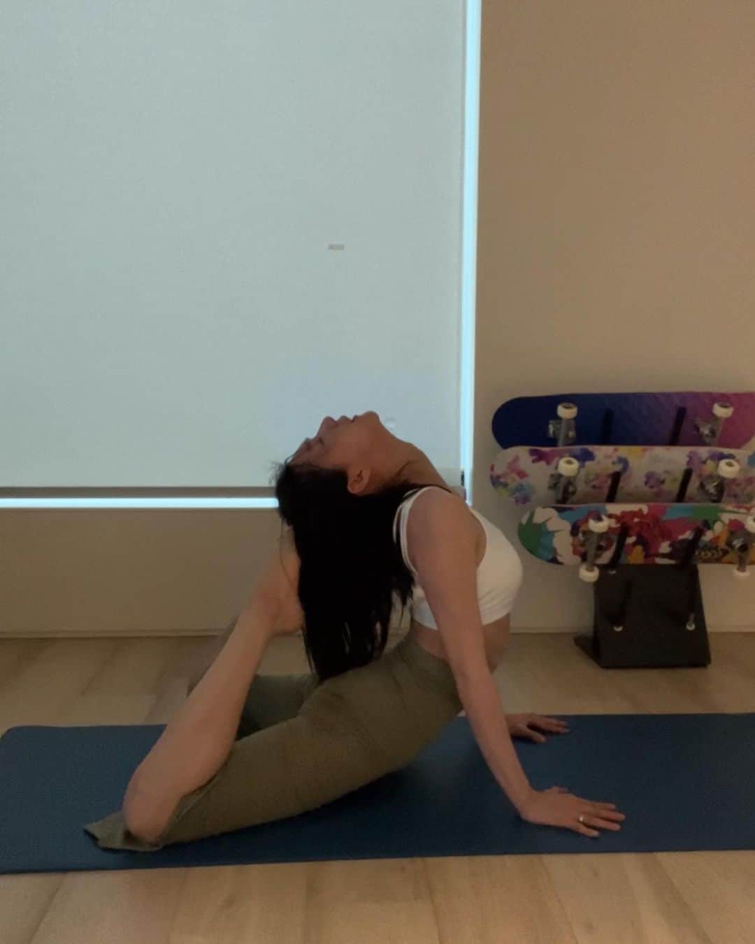 ハ・ヨンジュのインスタグラム：「혼자서 꾹꾹💚 . . #요가  #yoga #yogi #yogini #happyyoga」