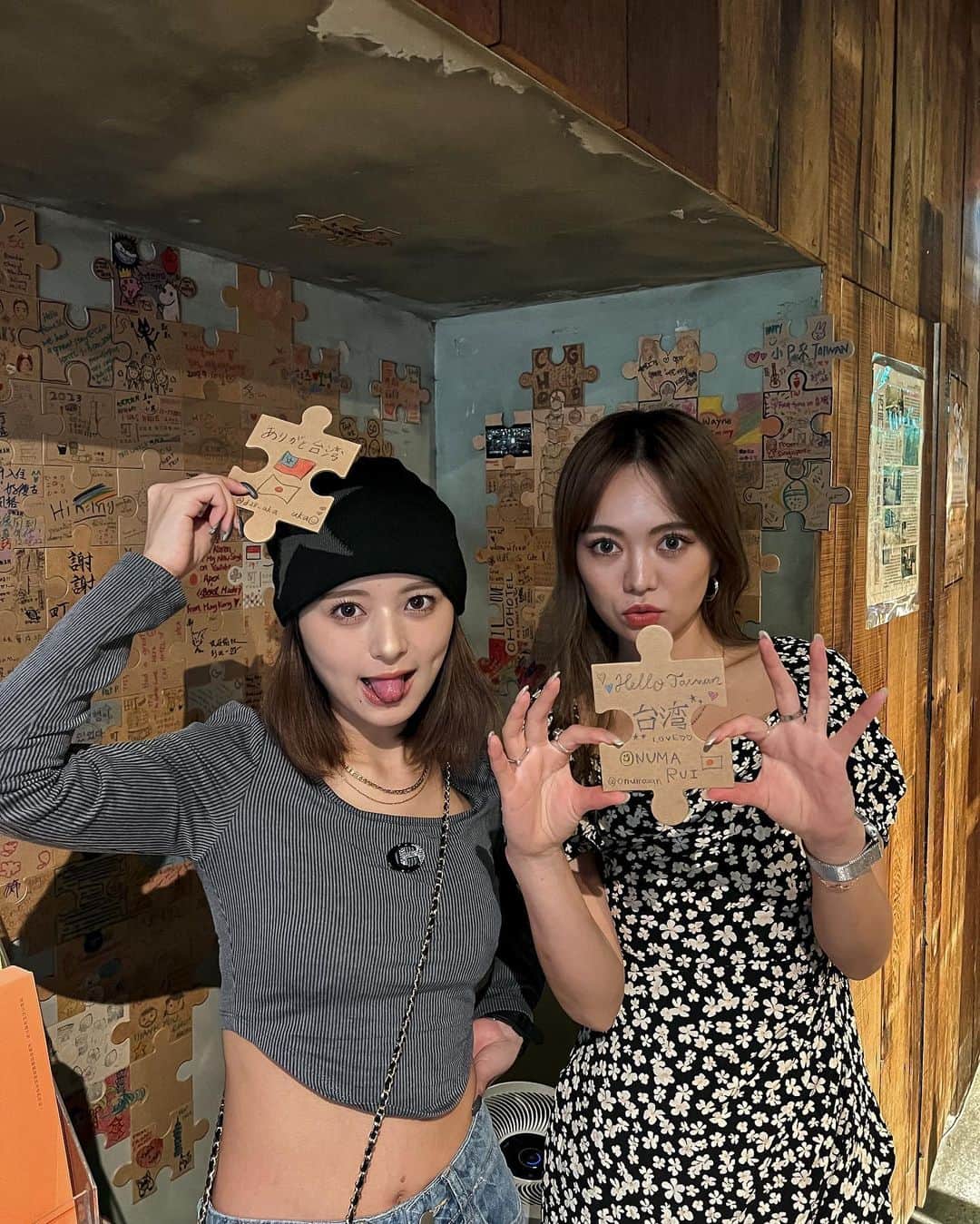 RUI ONUMAのインスタグラム：「台北ホテル 町記憶🌹💙 @chohotel119   とにかくレトロでエモい雰囲気のホテル！ なんだな懐かしい気分になれるよう🥺  空間がエモすぎてフィルムカメラ と相性良すぎたここっ📷笑 最近撮ったフィルムカメラのアプリで うかちゃんと色々取り合いっこしたの🫣♡笑  ここのホテルコンセプトに すごくこだわってて パズル型のメモにメッセージを残せたり ルームキーも手紙型の封筒に入ってたり エモかったわあああっ笑  色んなガイドブックが読めたり お菓子やジュースが貰い放題で楽しかった🥤  初めて泊まったタイプのホテルだったけど 新鮮で楽しかったっ💜笑  公式サイトでの予約が一番安いよんっ 公式サイトからの予約で Cho Cafeのクーポンももらえるよん☕️ 👉@chohotel119のプロフィール からサイトをチェックしてみてね☑️  ちなみに会員になると割引、 誕生日コードが貰えたり宿泊毎に 会員プレゼントあるらしいっ🎁 レンタルサービスも空気清浄機 ナノケアヘアドライヤー、蒸気アイマスク パック、カイロなどなどがあるみたい🫢✨  #町記憶 #chohotel #台湾ホテル #台北ホテル #Taiwantrip」