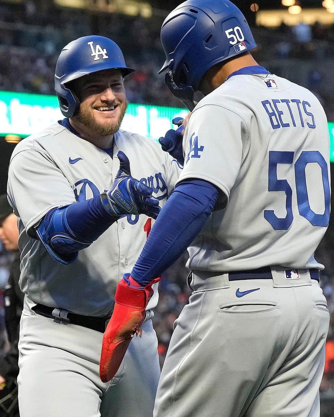 MLBさんのインスタグラム写真 - (MLBInstagram)「Max Muncy marked this series on his calendar.  2 homers including a big grand slam and 7 RBI tonight!」4月11日 12時55分 - mlb