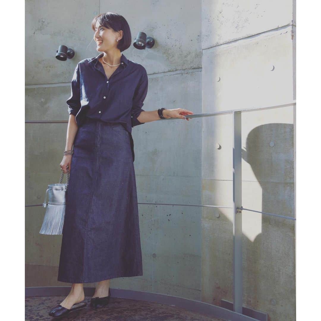 坪田あさみのインスタグラム：「エディター坪田あさみ×エクラプレミアム×woadblueとのコラボデニムスカートも発売が開始しています！ #denimskirt  @eclat.magazine × @woadblue_official   こちらは濃いめのインディゴデニムに、 リベットやステッチも全て同色にした 大人が素敵にはけるデニスカとなっています。 シルケット加工がされているので 表面感はとてもキレイです☺️  さらにマキシ丈なのでボリュームのある スニーカーでもバランスがよく、 フラット、ブーツなどなんでも合わせられるので、 オールシーズン活躍してくれます。  下半身の肉感を拾わず、でも広がりすぎない ギリギリを攻めた台形シルエットになっているので、 着る人の体型を選びません。  今の季節ならシャツやサマーニットと合わせて、 夏はタンクトップにビーサンとかも素敵です。 サイズもXS〜Mまであります🙌🏼  写真をタップすればサイトに飛びますので よかったらご覧ください。  #大人カジュアル #大人カジュアルスタイル #大人カジュアルファッション #大人カジュアルコーデ #きれいめコーデ #大人カジュアルコーディネート #大人カジュアル服　#こなれ感 #こなれカジュアル #こなれ #こなれコーデ　#40代 #40代ファッション #40代コーデ　#50代 #50代ファッション #50代コーデ #エクラ #デニムスカート」
