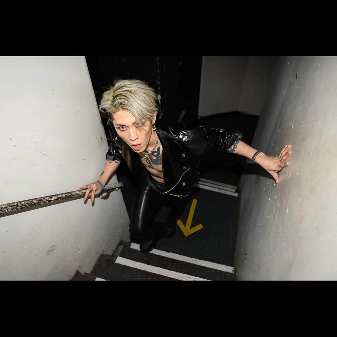 雅-MIYAVI-さんのインスタグラム写真 - (雅-MIYAVI-Instagram)「20 yrs ago, I had my very first show at this venue in Shibuya, Tokyo when I debuted as a solo artist. Thrilled to come back after rocking all over the world.   ⚡️⚡️  ２０年前、ソロアーティストとして、はじめて立ったステージが渋谷公会堂でした。  ステージ上で何をしていいかわからないまま、それでも精一杯パフォーマンスした記憶があります。(その時来てくれたみんな、ありがとう。当時はお世話になりました。)  あれから２０年、世界各地を飛びまわって、たくさんのファンのみんなに支えられ、一緒にたくさんの思い出を作ってきました。  ２０周年という節目のタイミングで、またこのステージに立てることを嬉しく思います。  振り返るだけのライヴではなく、いつも通り、来てくれるみんなが未来を感じられるような、明日につながるようなステージにしたいと思っています。  是非、お祝いがてら踊りに（暴れに）来てください。  #Repost @miyavi_staff ・・・ ／ MIYAVI 20周年記念ライブ 「MIYAVI 20th & Beyond」が決定🎸⚡⚡ ＼  20周年記念ライブ「MIYAVI 20th & Beyond」が ソロデビューライブも行った記念すべき地、LINE CUBE SHIBUYA (渋谷公会堂)にて開催決定しました‼  20周年を迎え、変わらず進化し続けるMIYAVIのLIVEをお楽しみに🔥  ＜タイトル＞ MIYAVI 20th & Beyond  ＜公演日時・都市・会場＞ 9/18(月・祝) 開場17:00 / 開演18:00 東京・LINE CUBE SHIBUYA(渋谷公会堂)  ※チケット先行等の詳細は追って公式HPやSNS等でお知らせさせていただきますので、ぜひチェックしてください。」4月11日 13時12分 - miyavi_ishihara