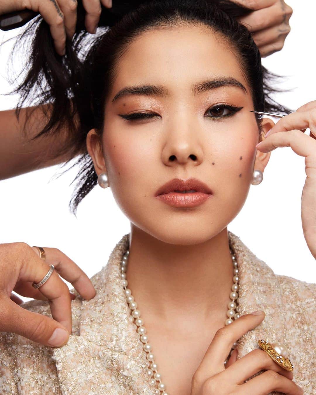 あゆみテレサのインスタグラム：「it takes a village…💄  photo @emilynnrose  hair @jmichael_hair  makeup @francieluxe  styling @fevmo」
