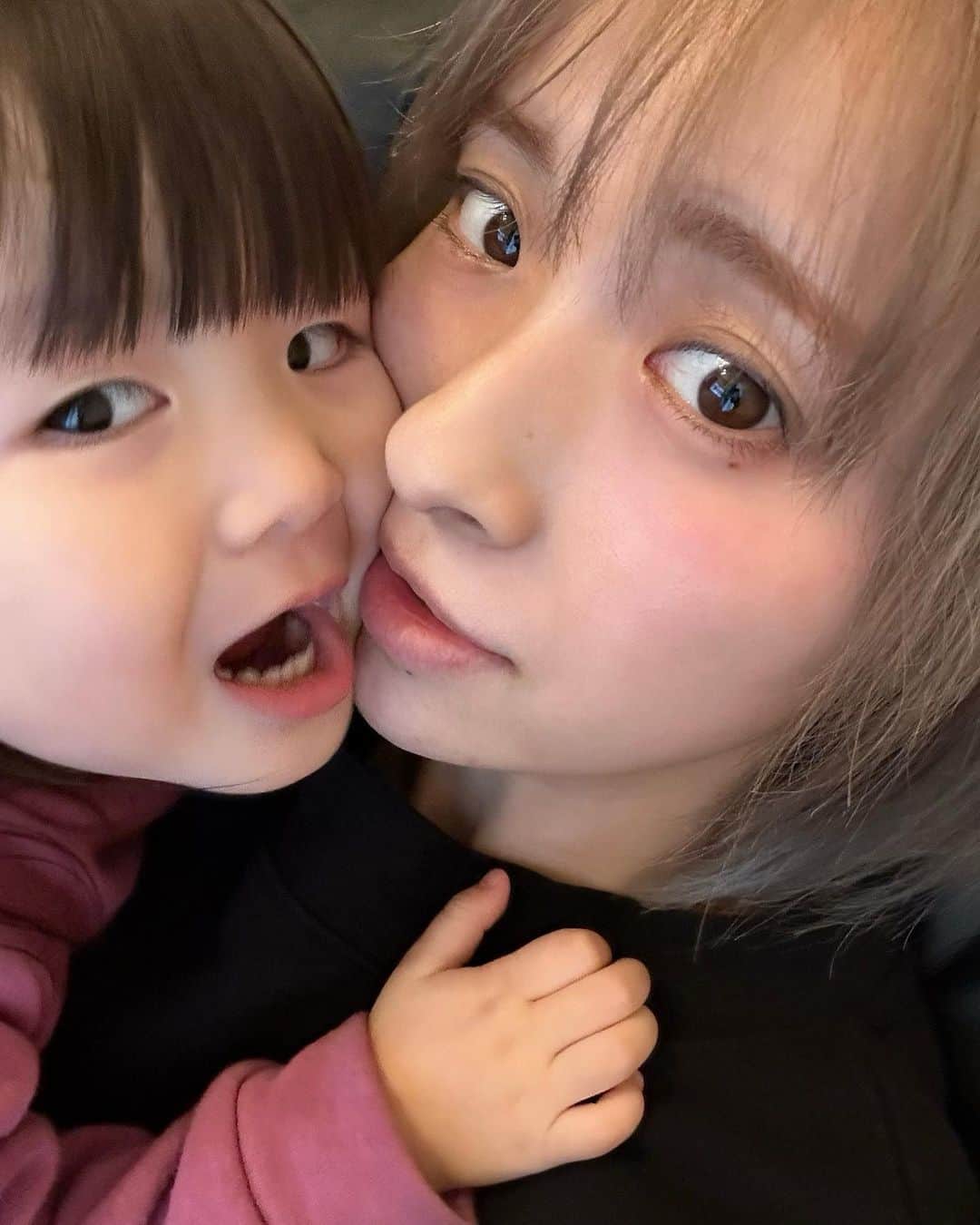 辺見玲菜のインスタグラム：「4月はリハとか大人アイドルの方の振り入れが入ってきたりと多忙な日を過ごしてます💭✨ 5月2日のスルスキ10周年も楽しみだし、大人アイドルのお披露目も皆さん楽しみにしててください😏💓 また詳細とか決まったら報告するね☺️👏 とりあえずスルスキライブチケットまだゲットしてない方は是非ゲットしてね😆✨  エマちゃんもたまにリハに連れてったりレコーディング連れてったり、、😂🤣レコーディングの時はヒヤヒヤしたw声が入らないか心配だったけど周りのスタッフさん達が優しくて助けられました🥲🥲  #赤ちゃん #赤ちゃんあるある #赤ちゃんのいる生活 #赤ちゃんとの暮らし #ベビー #ベビーファッション #ベビーフォト  #baby #babys #babygap #babygirl #babyfashion #babyphotography #instababy #2歳8ヶ月　#新米ママ　#ベビー　#女の子ベビー　#女の子ママ　#親バカ部　#7月生まれ　#成長記録　#育児記録　#娘　#乳児」