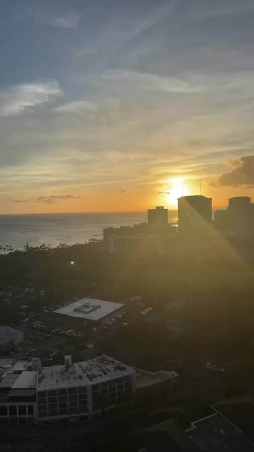 T.I.のインスタグラム：「Hawaii sunsets 🌅 YKWTFGO It's 🆙 @bluenotehawaii @thehahamafia Tomorrow Night 2Shows‼️ @comediankdubb23 @ericaduchess & 🙋🏽‍♂️If u on da island Go get ya tix NOW‼️」