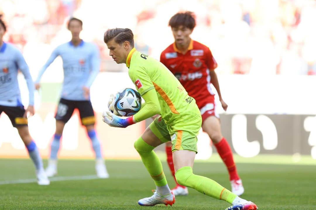 ミチェル・ランゲラクのインスタグラム：「0-0 vs Urawa  Thank you to all our supporters who were exceptional as always. We were so close to getting the winner but it just wouldn’t go in! Onto the next one … @nagoyagrampus」