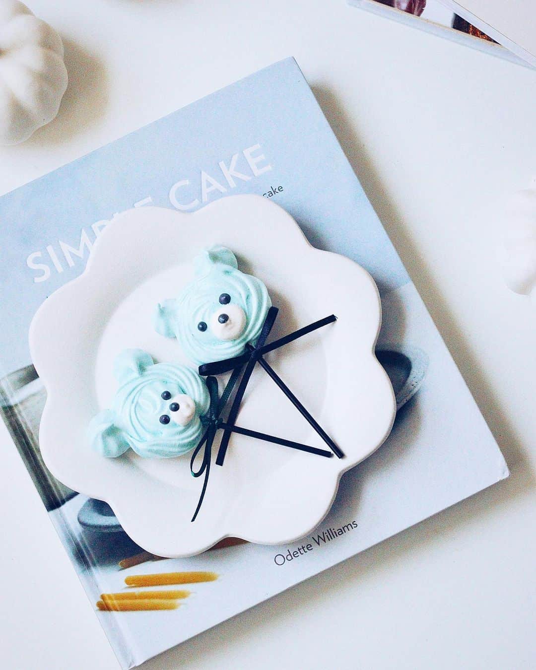 りえのインスタグラム：「* * ☑︎Meringue Bears 🐻‍❄️💙 * * これはメレンゲでできた青いくま。 てゆか暑くない？夏日？ * *」