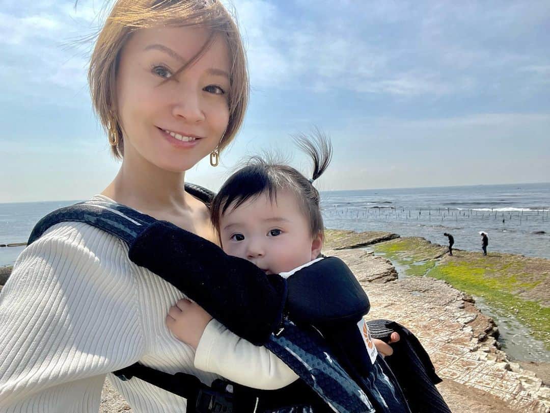 鈴木亜美さんのインスタグラム写真 - (鈴木亜美Instagram)「休みの日に、ちょっと海に寄りました🏖 暑くなると海が恋しくなるよね‼️子供達の海遊びは、泳ぐ…ではなくて蟹を捕まえる🦀ことかな❣️ #kids  #girls  #boys #7ヶ月 #3歳 #小学一年生 #3人のママ」4月11日 13時46分 - amiamisuzuki
