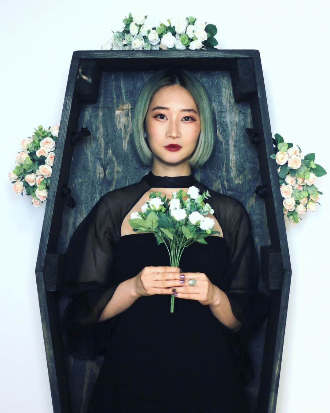 チョーヒカルのインスタグラム：「R.I.P. my twenties⚰️🌷  先日30になったので柄でも無いですが写真など撮りました。30になるの正直やっぱり怖かったりなどして、どう向き合うか考えた末、最高で最悪だった２０代を弔おうと棺桶を作りました！（？）  同年代のみんながずっとキラキラしていてくれて、ありがたい。呪縛の少なくなった体でより楽しく生きていくぜ！  📸 @theverolin」