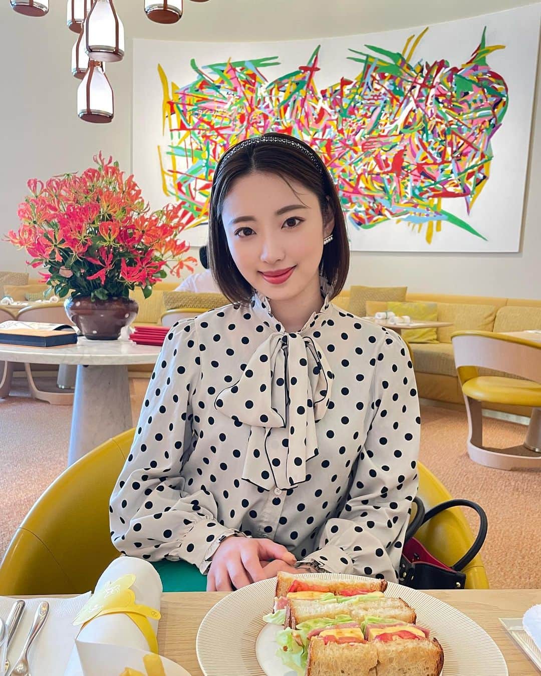 のインスタグラム：「1ヶ月ぐらい前ですがゆたぽんにLVカフェに連れてってもらいました🌸✨  初めてのLVのカフェで店内可愛すぎやし、ラテアート可愛すぎだし大興奮でした❤️」
