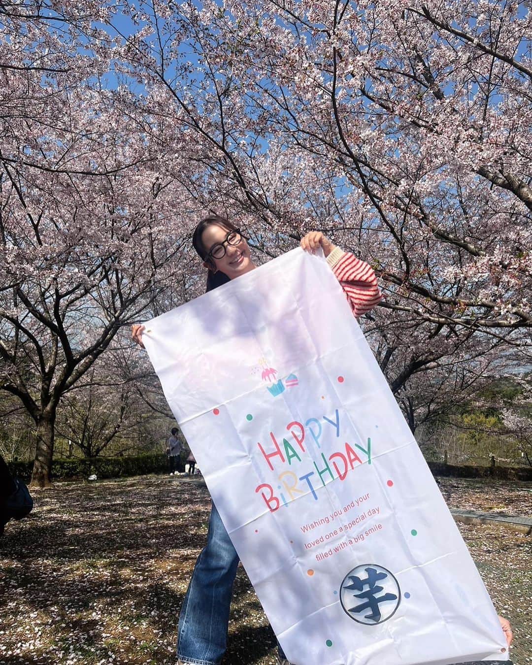 花影香音さんのインスタグラム写真 - (花影香音Instagram)「4月10日で26歳になりました🎊  父と母の誕生日も近いので、毎年この時期は沖縄に帰省して、家族でお祝いしてます☺️  誕生日当日は、家族や親友たちと過ごせてとても幸せな１日でした🎂  昨日東京に帰ってきて、最後の最後まで幼馴染たちがお祝いしてくれました🫶🏻  4月に入ってからいろいろなところでお祝いしていただけて感謝の気持ちでいっぱいです。  本当にありがとうございます🙏  26歳は落ち込んでる暇なんてないってくらい仕事もプライベートも全力で楽しみます。  そして、これからも周りの方々、応援してくださる方々を大切にしていきたいと思います！  DMくださった方がもみんなありがとう！  これからもよろしくお願いいたします🌸」4月11日 13時55分 - canon_0410