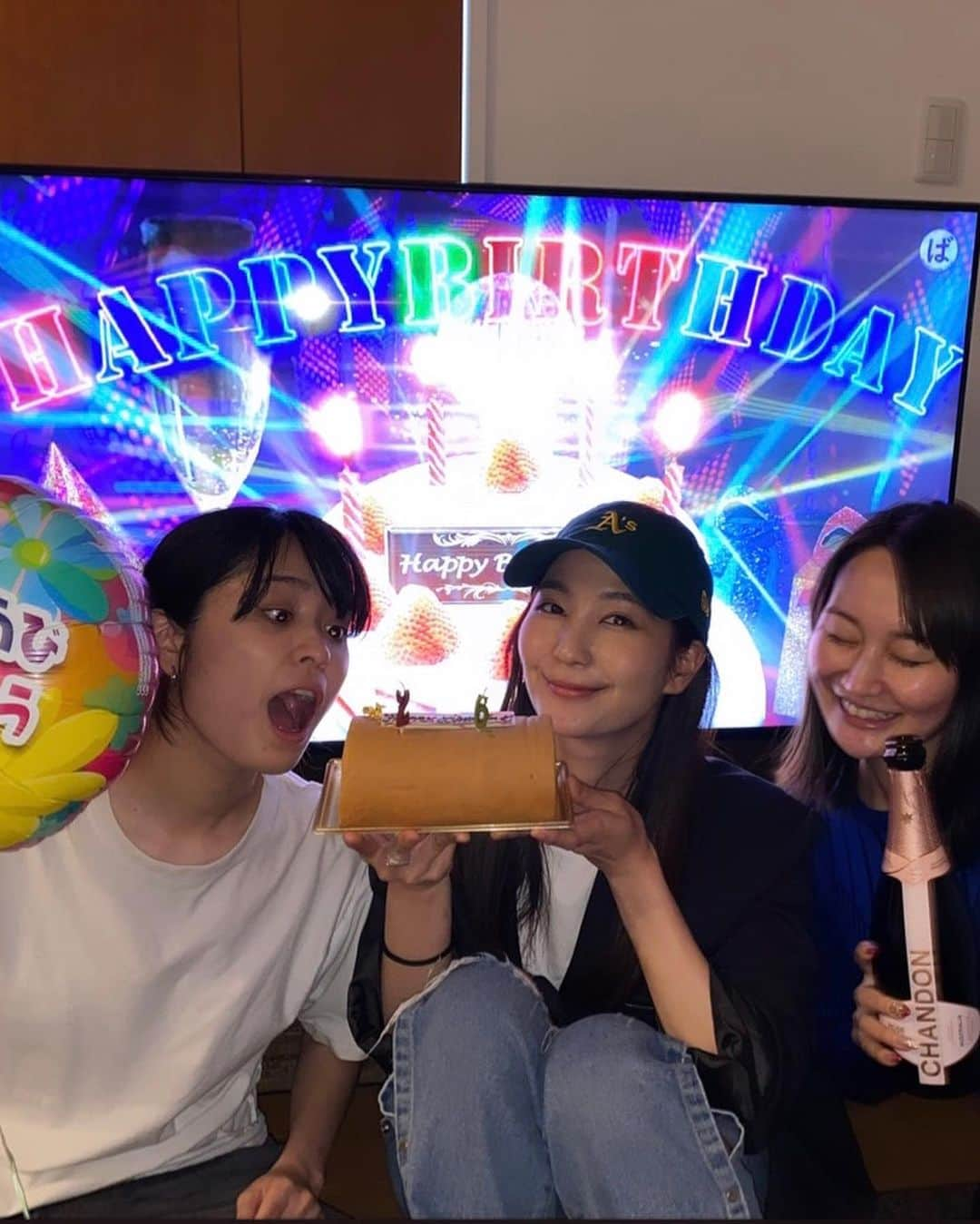 花影香音さんのインスタグラム写真 - (花影香音Instagram)「4月10日で26歳になりました🎊  父と母の誕生日も近いので、毎年この時期は沖縄に帰省して、家族でお祝いしてます☺️  誕生日当日は、家族や親友たちと過ごせてとても幸せな１日でした🎂  昨日東京に帰ってきて、最後の最後まで幼馴染たちがお祝いしてくれました🫶🏻  4月に入ってからいろいろなところでお祝いしていただけて感謝の気持ちでいっぱいです。  本当にありがとうございます🙏  26歳は落ち込んでる暇なんてないってくらい仕事もプライベートも全力で楽しみます。  そして、これからも周りの方々、応援してくださる方々を大切にしていきたいと思います！  DMくださった方がもみんなありがとう！  これからもよろしくお願いいたします🌸」4月11日 13時55分 - canon_0410