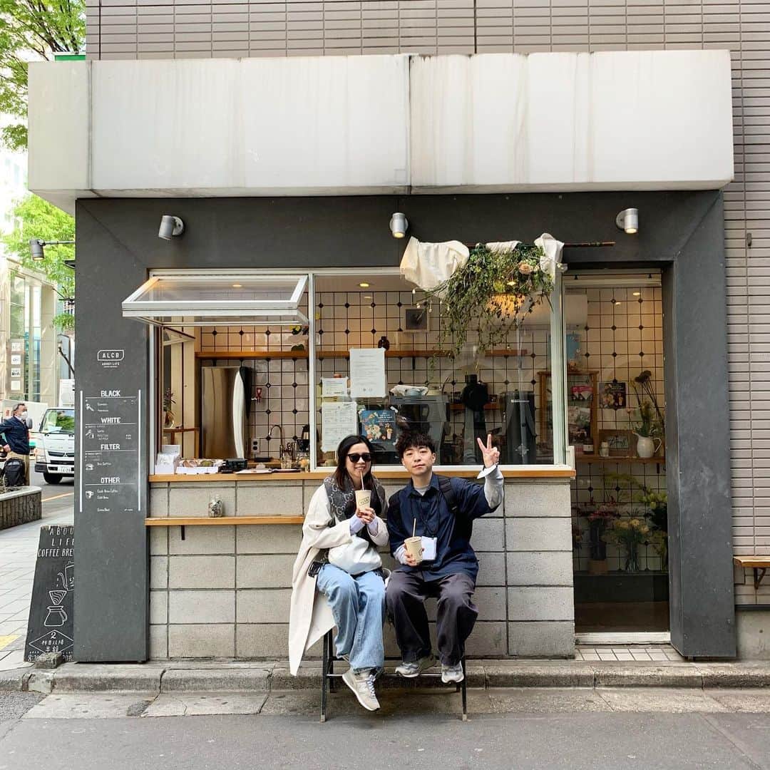 のインスタグラム：「【ABOUT LIFE COFFEE BREWERS 道玄坂】  Hello!  Today is a sunny and windy day. Let's enjoy coffee while feeling the season 🙆  We are open from 09:00-18:00 today!  こんにちは！  本日は快晴ながらも風が強い1日ですね。 季節を感じながらコーヒーを楽しんでいきましょう🙆  本日は09:00-18:00で営業です！  🚴dogenzaka shop 9:00-18:00(Weekday) 11:00-18:00(Weekends and Holiday) 🌿shibuya 1chome shop 8:00-18:00  #aboutlifecoffeebrewers #aboutlifecoffeerewersshibuya #aboutlifecoffee #onibuscoffee #onibuscoffeenakameguro #onibuscoffeejiyugaoka #onibuscoffeenasu #akitocoffee #stylecoffee #warmthcoffee #aomacoffee #specialtycoffee #tokyocoffee #tokyocafe #shibuya」