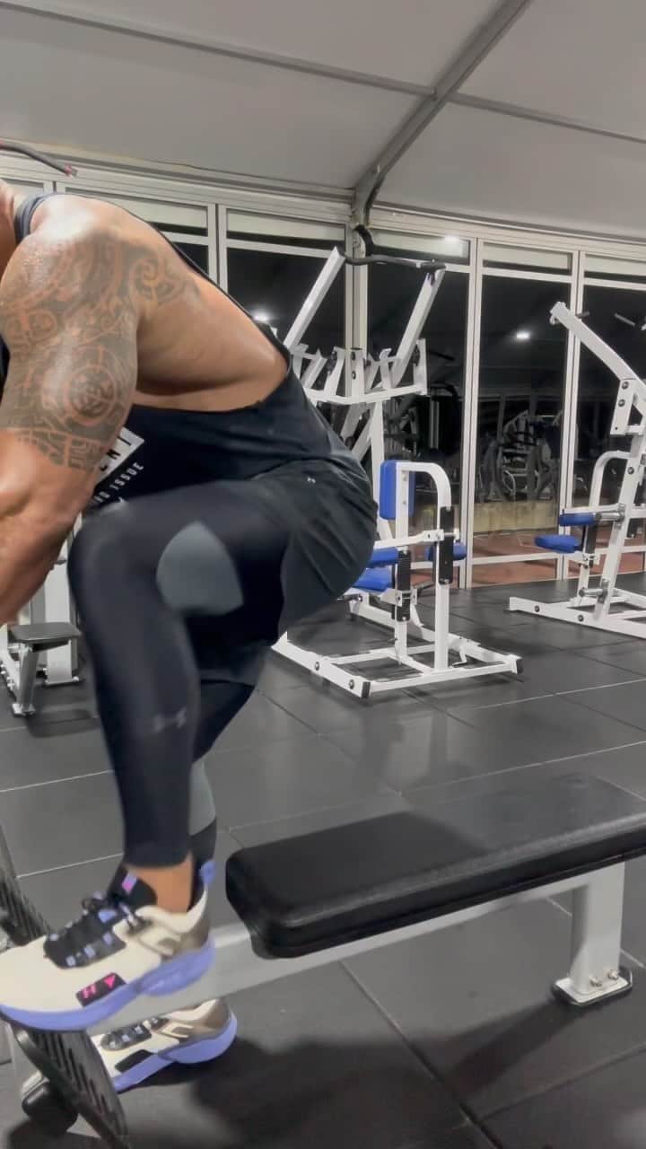ドウェイン・ジョンソンのインスタグラム：「230am Saturday night training.  Not my usual workout time, but it was just one of those long, long days where all kinds of unexpected shit gets throw at ya.   Body didn’t want to go train in the middle of the night - but that one tiny voice in my gut said you may not want to, but after a day like today, you sure as fuck need to.   Honestly, I wound up having one of the best workouts. Completely rejuvenated and able to clear my head and energy.  My adrenals were already at a 10, so in a way this was all very calming for me 😂🧘🏾‍♂️   We gotta listen to that voice in our gut that says yes when the rest of our body is saying no.   Have a productive week.   • great burning superset here you should try  20 reps close grip row  20 reps seated side laterals  * stretch and elongate those lat fibers」