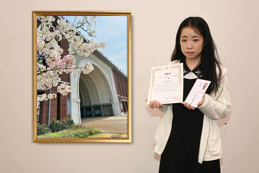 神戸学院大学さんのインスタグラム写真 - (神戸学院大学Instagram)「. 神戸学院大学のキャンパスライフにまつわる写真とエピソードを募集しているフォトコンテスト「神院大キャンパスライフの魅力」。2023年1月～3月のフォトコンテスト大賞が決まりました。  20作品もの応募から大賞に選ばれたのは、経営学部３年次生の谷川真菜さんのキャンパスと桜の写真です。  表彰式で谷川さんは「まさか自分が選ばれると思っていなかったから嬉しい」と驚きと共に、「ポートアイランド第１キャンパスの中ではドームが一番写真映えすると思っていて、そのドームの近くに桜が満開だったので撮影した」と撮影当時の様子も語ってくれました。  フォトコンテスト「神院大キャンパスライフの魅力」は 在学生だけでなく、卒業生・教職員の方でもご応募いただけます。 ぜひ皆様の魅力あふれる写真をお待ちしております。  ※フォトコンテストの応募方法は以下のURLをご覧ください。 https://www.kobegakuin.ac.jp/support/student_life/contest.html  #神戸学院大学 #神戸学院 #神戸 #大学 #kobegakuin #kobegakuinuniversity #桜 #桜スポット #神戸桜 #神戸の桜 #桜の季節 #関西桜スポット #大学生と繋がりたい #学生生活 #写真 #写真コンテスト #フォトコンテスト #フォトコン #神院大 #神院大キャンパスライフの魅力 #桜フォト #桜まつり #表彰式 #神院大キャンパスライフの魅力」4月11日 14時09分 - kobegakuin_university_koho