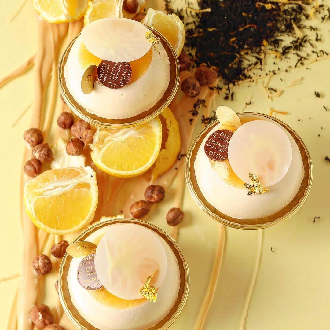 eguchikazuakiのインスタグラム：「爽やかな味わいの新作ケーキ 【ジャスミナ】  世の中にはジャンドゥジャっていうチョコレートにヘーゼルナッツを加えたチョコレートがあるんです、中でもWeiss社のジャンドゥジャはレベルが違うトップ中のトップの味わい  今回のケーキは ブロンドチョコとヘーゼルナッツを合わせた新しいジャンドゥジャ？チョコをベースに グレープフルーツとジャスミンを合わせたケーキです 我ながら最高に美味しい🤭  食べる時は トップのジュレから❓ 手前のムースの層か❓ ・ジュレはグレープフルーツとパッションジャスミンティー ・グレープフルーツ、洋梨、ライチのコンフィ ・パッションジャスミンティーのブリュレ ・全体を新しいジャンドゥジャのムース ・土台はレモンティーの柔らかなスポンジ  爽やかな新しいブロンドチョコレートの提案です 店頭に並ぶのはもうすぐです 楽しみにしていてください 見つけたら必ず食べてくださいね👋🏻  #delimmo #chocolate #weiss #couverture #newcake #noisette #gateaux #pastry #pastrychef #chefpatissier #chocolatier #youtuberecipe #recette」