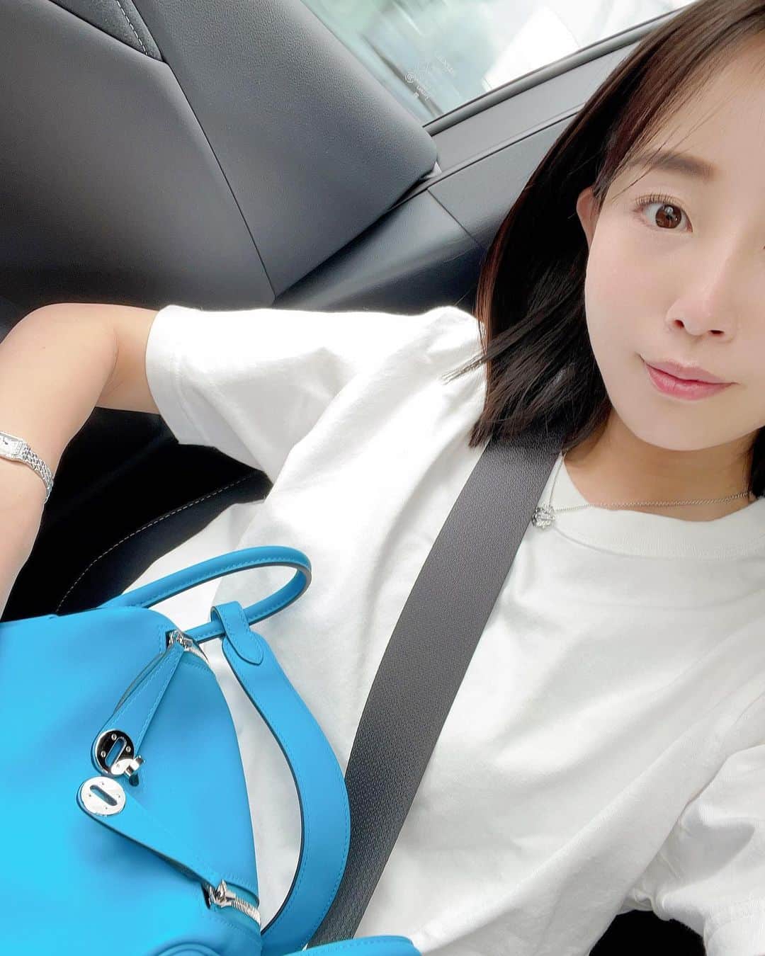 のインスタグラム：「これからの季節、 結局白Tがいちばん着るお洋服かも。 @uniqlo  @hermes」