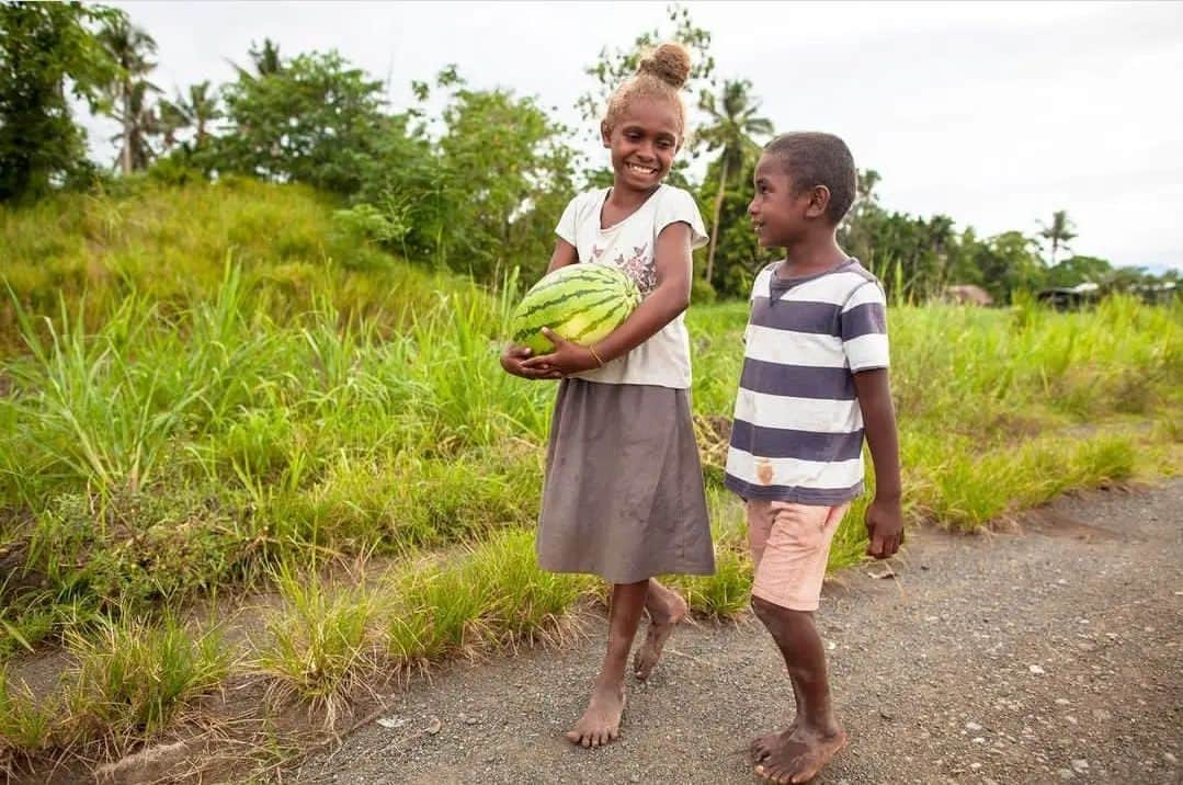 ピッタ・タウファトフアのインスタグラム：「Imagine a world where every child has access to fresh and healthy food....  "Elma, 8, carries a freshly picked watermelon in Koli village in the Solomon Islands"  @unicefpacific working hard to bring light to issues of nutrition in the Pacific !」