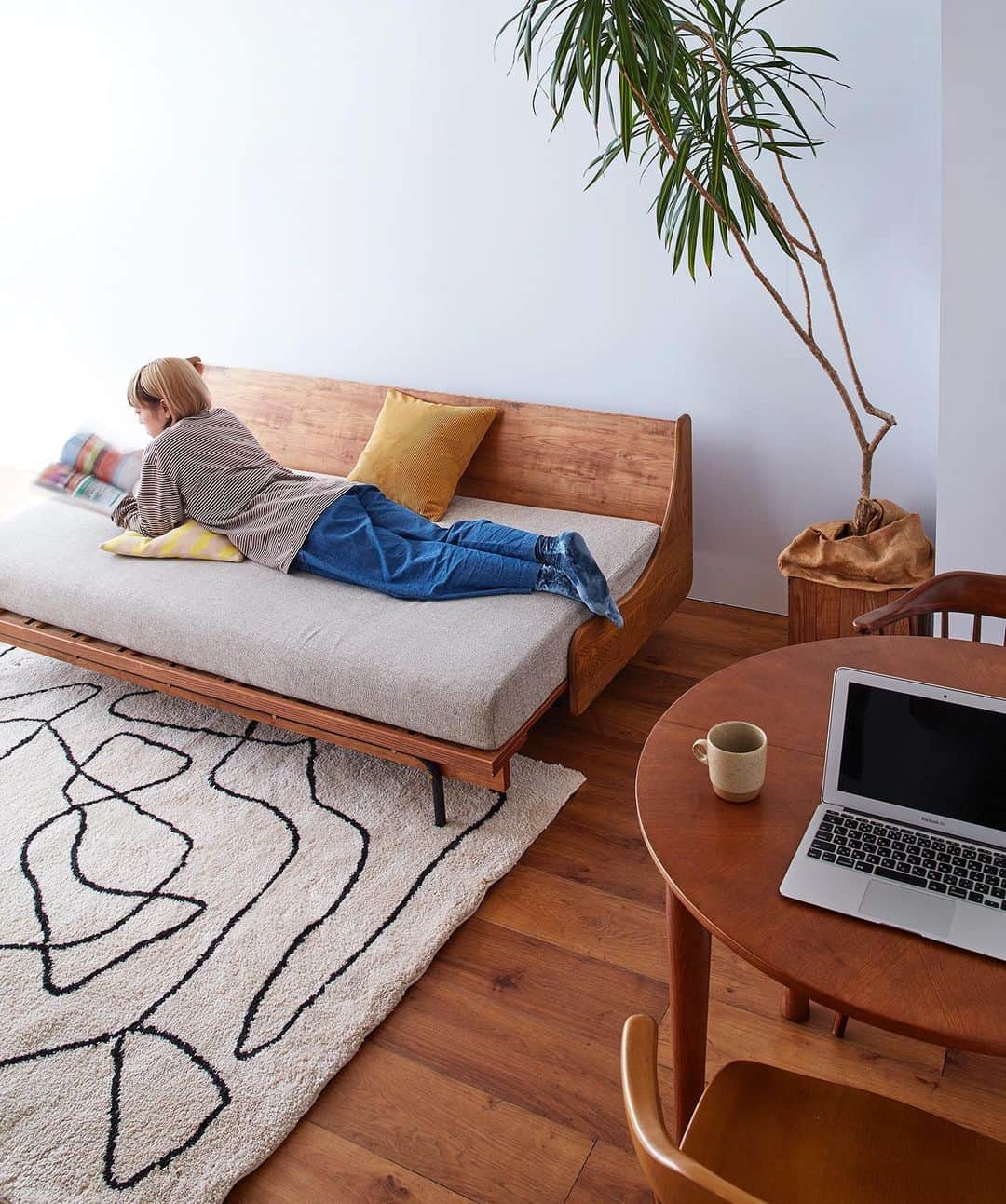のインスタグラム：「今一番選ばれている、JSFのオリジナルソファ"HABITAT SOFA BED"を使ってお部屋の間取り別にレイアウト✨ ⁡ -------------------------------- ✔️1DK 1〜2人暮らし ⁡ 一般的な1DKのお部屋は、一人暮らしだと少し広々、2人だとコンパクトな住まい。 ダイニングも置きたいけどソファで寛ぐスペースも欲しい・・・ そんな理想を叶えるのが"HABITAT SOFA BED"です。 ⁡ 座面が出し入れできるのでソファ時にはお部屋もすっきり広々、広げてベッドにする時はゆったり寛げるスペースに！ ⁡ ---- ⁡ HABITAT SOFA BED 22700960006770-999-999 ⁡ ¥231,000 COL：BEIGE / GRAY ⁡ --- ⁡ #journalstandardfurniture #acmefurniture #baycrews #furniture #interior #sofa #sofabed #bed #livingroomcoordinate #bedroomcoordinate #relax #bedroom #bedroominterior #livingroominterior #1ldk #family #livingdining #sharehouse #rug」