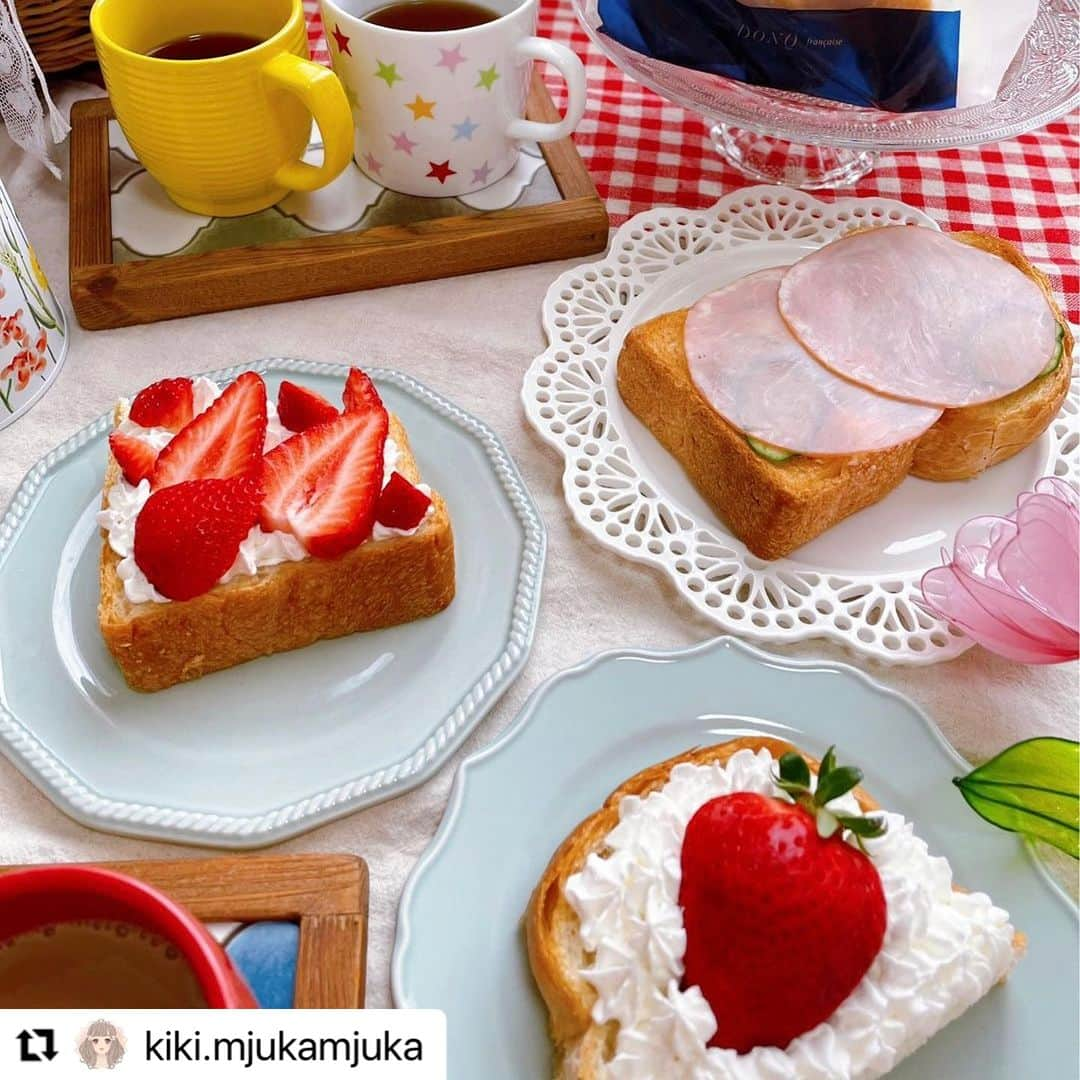 ドンクさんのインスタグラム写真 - (ドンクInstagram)「投稿キャンペーン開催中🍞 ”#ドンクのハードトースト2023"  昨日よりハードトーストの投稿キャンペーンが スタートしました！ さっそくご応募いただいた投稿をご紹介します🍞 写真4枚目はメール応募から。  トーストしたハードトーストに目玉焼きやいちごを のせたり、オリーブオイル等でシンプルに楽しんだりと どれもとても美味しそうです！  「トーストすると外はカリッと、中はもっちり」 「噛むほどにおいしいあっさり塩味」 「とにかくトーストしてすぐ食べること！」 など、おすすめポイントも書いてくれました。  @aki0928hiro様 @ts99990様 @kiki.mjukamjuka様 メール応募いただいた方、 投稿・ご応募ありがとうございました！  おすすめポイントはおすすめの食べ方でも、 初めて食べられる方は感想でもOK！  投稿いただいた方の中から、抽選で50名様に 「ハードトーストをもっと楽しむセット」 をプレゼント！  たくさんのご応募をお待ちしています！  —-------------------------------------------- ■応募期間 4月10日（月）～ 4月30日（日）  ■対象商品 ドンクのハードトースト  ■テーマ ドンクのハードトーストのあるシーンと ”あなたのハードトーストのおすすめポイント”  ■応募方法 Instagramへの投稿または、 専用アドレスへのメールによる応募が可能です。  【Instagram】 　①ドンク公式インスタグラムアカウント 　　「@donq_depuis1905」をフォロー 　➁ハッシュタグ 　　「#ドンクのハードトースト2023」 　　「#ドンク」 　 をつけてドンクのハードトーストのあるシーンと 　 おすすめポイントを投稿  【メール応募】 応募専用アドレスに応募画像を添付して送信。 メールタイトルに「ドンクのハードトースト2023」 と記載してください。  応募専用アドレスはこちら↓ entry@donq.co.jp  ■賞品 　抽選で50名様に、 「ハードトーストをもっと楽しむセット」をプレゼント 　（ラミ・デュ・ブレ スープ3種×2、ジャム3種×1）  ＊詳細はドンクHPにてお知らせしています。 　HPへはプロフィールのリンクからお願いします。 —---------------------------------------------  #ドンク #ドンクのハードトースト2023 #ハードトースト #donq #投稿キャンペーン #ドンクのパン #ドンクのハードトースト #ドンクの食パン #パン屋 #パンのある暮らし」4月11日 14時26分 - donq_depuis1905