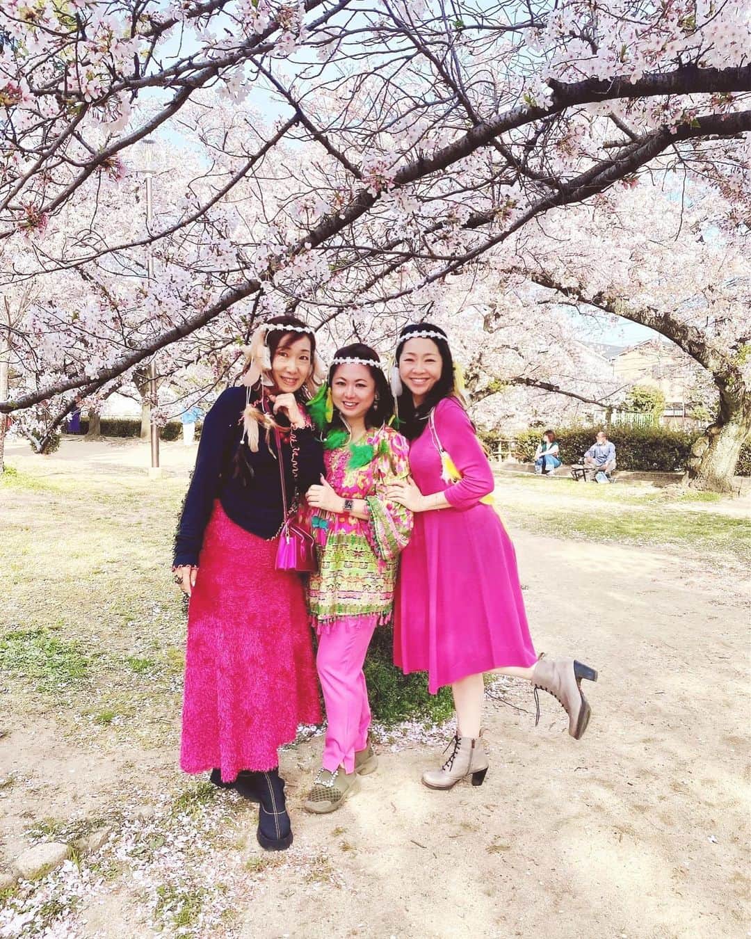 森夏子さんのインスタグラム写真 - (森夏子Instagram)「＼ご近所さん de お花見🌸／  今年は桜の咲き始めが早かったけど なが〜くお花見ができましたね🌸  3年ぶりに皆んなでご近所の公園へ🌸 奇跡的に全員・タメの同級生🙌  初めましての皆さんとも あっという間にお友達🤝  お友達のバンコク土産 羽飾りはお揃い＆色違い😍  ドレスコードはもちろんピンク🌸  唯一のピンクワンピで登場したら みんなに驚かれたよ🤣 （ピンクのお洋服持ってないのを 　友はみんな知っている・w）  テーブルコーディネイトは ちーちゃん先生🙌 @c_k0904   早朝からお席の確保は ちーちゃんダーリン🌟  いつも、いつもありがとうございます！  遊びもホンキ‼️ 仕事もホンキ‼️  新年度も楽しくいこう♫  #spring #ohanami #sakura #cherryblossom #picnic #お花見 #桜 #桜スポット #秘密の公園 #春爛漫 #ドレスコードはピンク #青空 #同級生バンザイ #ピクニック #公園コーデ #羽飾り #イベントはいつも本気」4月11日 14時28分 - natsusora72
