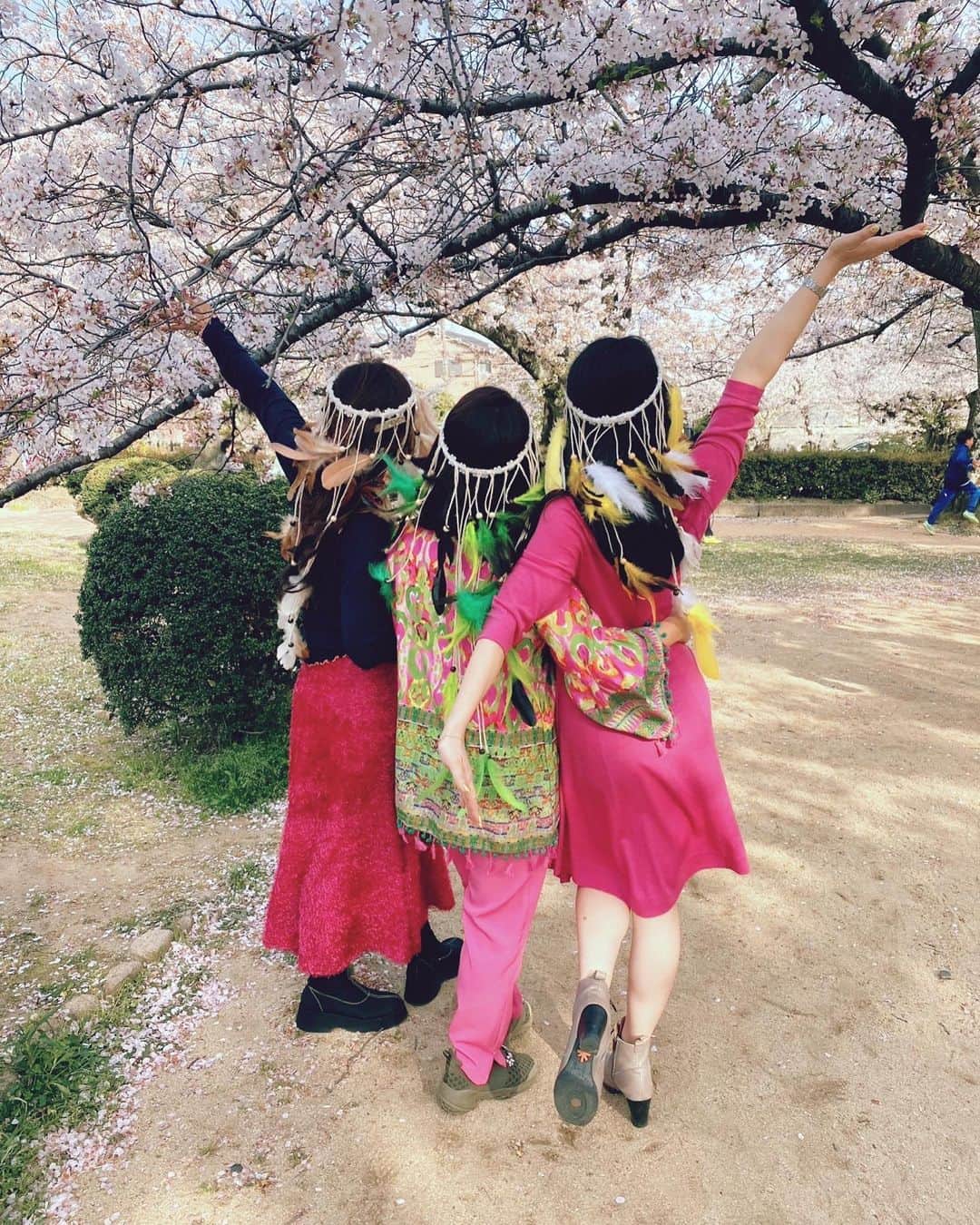 森夏子さんのインスタグラム写真 - (森夏子Instagram)「＼ご近所さん de お花見🌸／  今年は桜の咲き始めが早かったけど なが〜くお花見ができましたね🌸  3年ぶりに皆んなでご近所の公園へ🌸 奇跡的に全員・タメの同級生🙌  初めましての皆さんとも あっという間にお友達🤝  お友達のバンコク土産 羽飾りはお揃い＆色違い😍  ドレスコードはもちろんピンク🌸  唯一のピンクワンピで登場したら みんなに驚かれたよ🤣 （ピンクのお洋服持ってないのを 　友はみんな知っている・w）  テーブルコーディネイトは ちーちゃん先生🙌 @c_k0904   早朝からお席の確保は ちーちゃんダーリン🌟  いつも、いつもありがとうございます！  遊びもホンキ‼️ 仕事もホンキ‼️  新年度も楽しくいこう♫  #spring #ohanami #sakura #cherryblossom #picnic #お花見 #桜 #桜スポット #秘密の公園 #春爛漫 #ドレスコードはピンク #青空 #同級生バンザイ #ピクニック #公園コーデ #羽飾り #イベントはいつも本気」4月11日 14時28分 - natsusora72