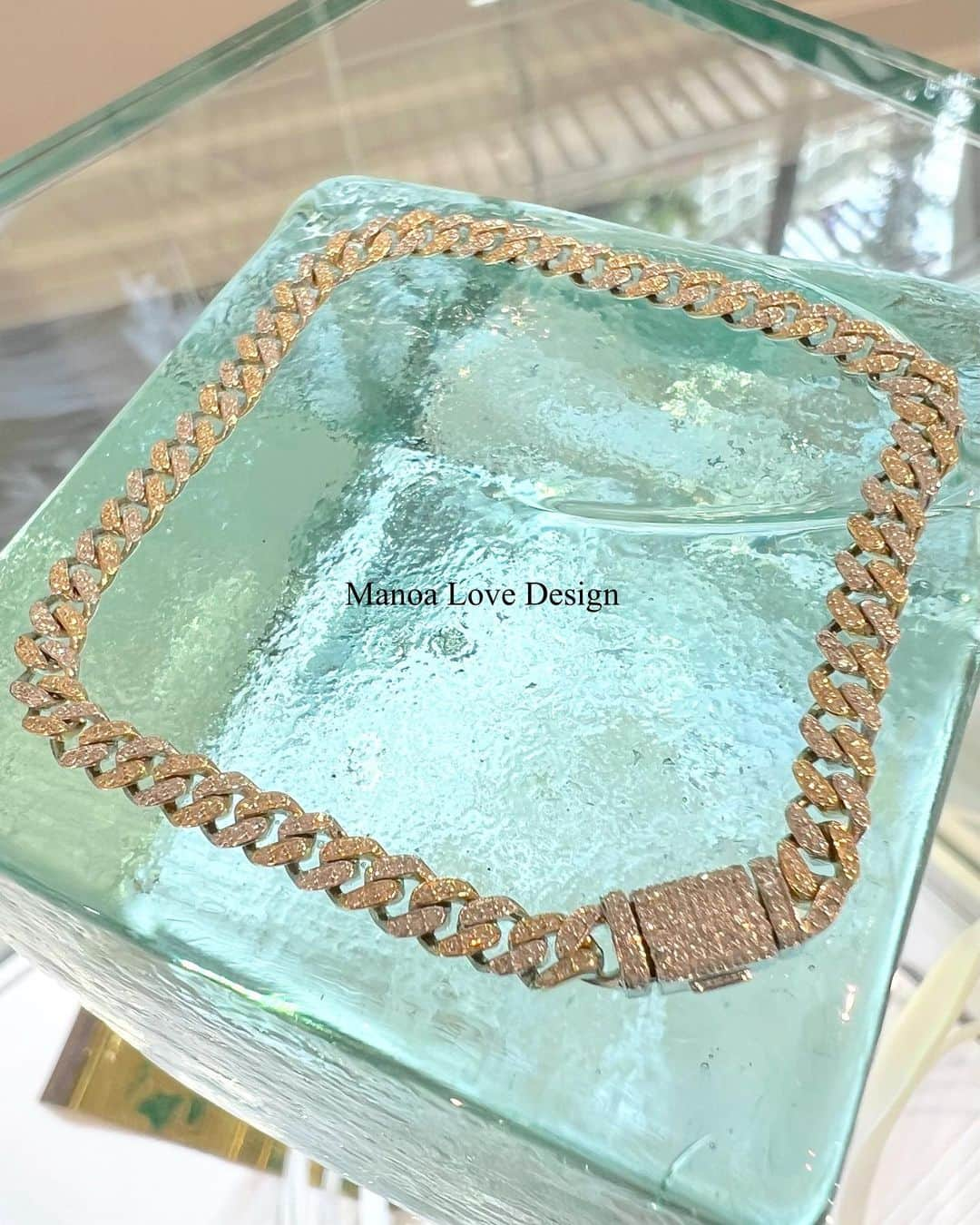 Manoa Love Design Hawaiiのインスタグラム：「Diamond two tone (white gold & yellow gold) Cuban bracelet✨  #manoalovedesign #waikiki #waikikibeach#hawaiijewelry #manoa#jewelryaddict #jewelryshop #jewelrybrand #hawaiitrip #oahuhawaii #honoluluhawaii #808state #cubanbracelet #hawaiiweddings #マノアラブデザイン #ワイキキ#ワイキキビーチ #ジュエリー好き #ハワイ好き #マノア#ジュエリーショップ #ジュエリーブランド」