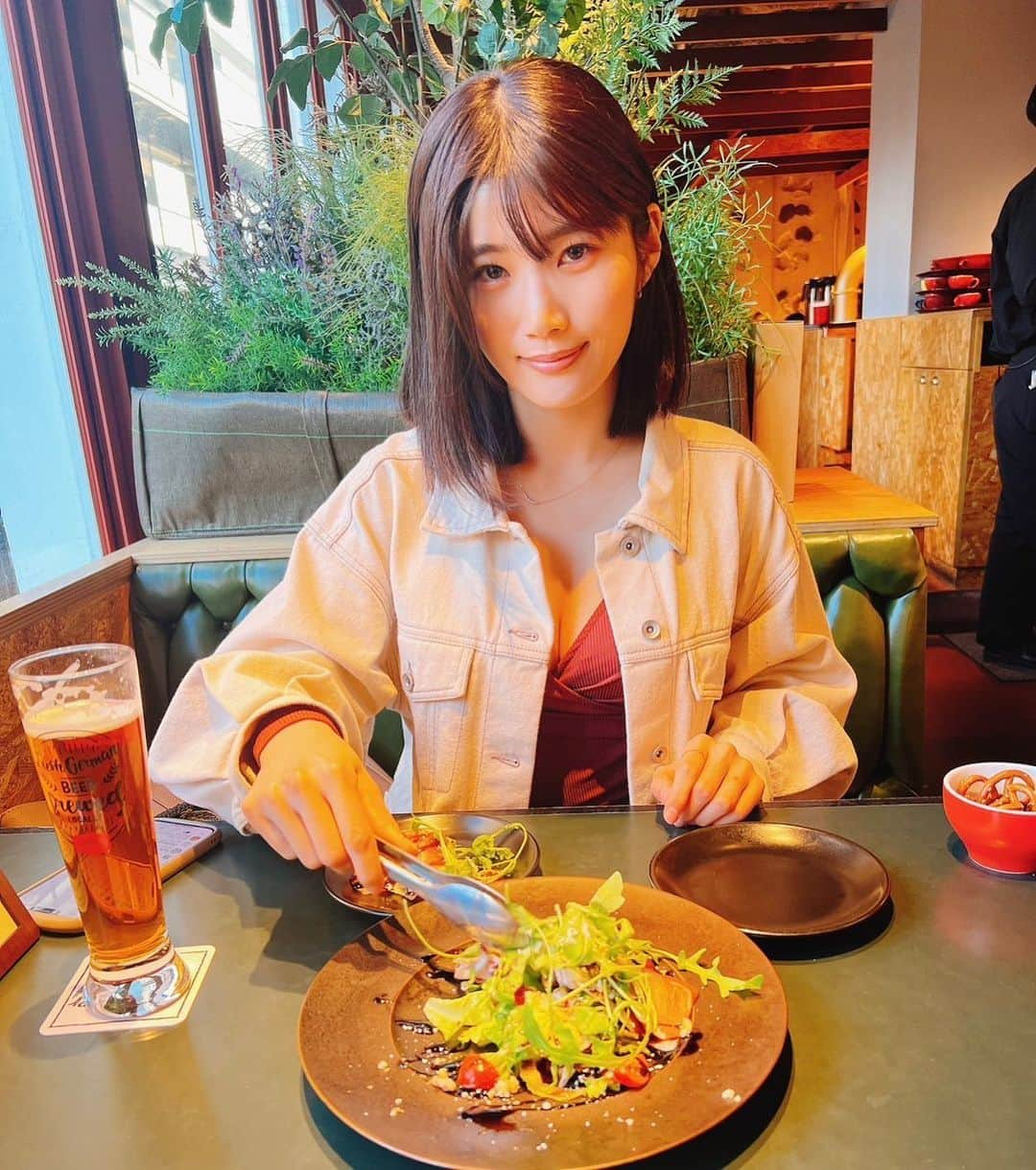 浅海ゆづきのインスタグラム：「実は取り分けとかするタイプ😋 鍋奉行だし焼肉奉行✌️  #サラダ🥗 #クラフトビール #ラガービール」