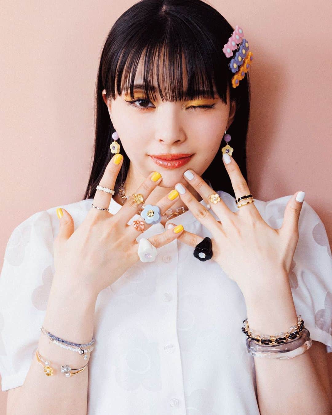 MARY QUANT officialのインスタグラム：「- LOVE COLOURS  -SUMMER ACCESSORIES- feat. Kawaguchi Yurina - 夏のはじまりを楽しむ カラフルでPOPなデザインから 陽射しに映えるデザイン… MARY QUANT の'夏アクセ'で ファッションを彩って！ - MODEL:@kawaguchi_yurina_official - ハイライトから オンラインショップの夏アクセ特集をチェック！ - #MARYQUANT #2023SUMMER #NEWITEMS #FASHION #ACCESSORIES - #MARYQUANT #アクセサリー #アクセ #夏アクセ #ピアス #リング #指輪 #ブレスレット #ネックレス  #ヘアアクセサリー #ヘアアクセ」