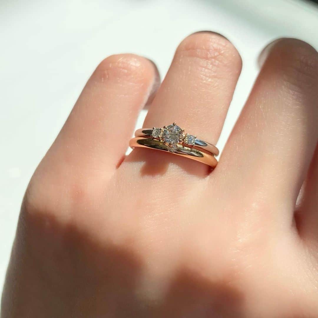 JKプラネット銀座.表参道.福岡|結婚指輪セレクトショップさんのインスタグラム写真 - (JKプラネット銀座.表参道.福岡|結婚指輪セレクトショップInstagram)「【JKPLANET LIMITED EDITION 】『光 ～瞬間と永遠の輝き～』をテーマにしたJKPLANET初のオリジナルブライダルジュエリーブランド ￣￣￣￣￣￣￣￣￣￣￣￣￣￣￣￣￣￣  「光」の瞬間と永遠の輝きを表現してデザインされたウェディングリング。 『JKPLANETリミテッドエディション』はデザインと品質にこだわり抜いたMADE IN JAPANのジュエリーブランドです。 熟練の職人による磨き仕上げで、滑らかな指通り💫 ダイヤモンドは、全てハート&キューピッドをセッティングし上質な輝きです✨  ❮ デザイン名 ❯  JKPL-2E / JKPL-2L /JKPL-2M  💍婚約指輪 ￣￣￣￣￣￣￣ ストレートラインに並んだ3石のダイヤモンドが、可愛らしさのあるデザイン✨ ダイヤモンドをセッティングしているツメ部分はピンクゴールドを使用し、 センターダイヤモンドがより一層際立つ作りになっています。  💍結婚指輪 ￣￣￣￣￣￣￣ メンズ、レディース共にふっくらと丸みのあるフォルムが印象的なデザイン✨ 滑らかな着け心地が優しく指を包みます。 中央にセッティングされた上質なダイヤモンドの輝きに、特別感を感じる1本です。  ↓ JKPLANET  SHOP LIST ↓ ￣￣￣￣￣￣￣￣￣￣￣￣￣￣ 銀座本店・銀座2丁目店・表参道店・横浜元町店・大宮店・名古屋栄店・福岡天神店・熊本上通店・宮崎橘通り店・鹿児島天文館店  ▼来店予約はホームページから ￣￣￣￣￣￣￣￣￣￣￣￣￣￣￣ @jkplanet.jewelry プロフィールのリンクからご予約出来ます。 ‥‥‥‥‥‥‥‥‥‥‥‥‥‥‥‥‥‥‥‥‥‥‥‥‥‥‥  #JKPLANET #JKプラネット  #結婚指輪のセレクトショップ  #婚約指輪のセレクトショップ #結婚指輪JKPLANET #JKPLANETオリジナルブランド #jkplanetlimitededition #結婚指輪 #マリッジリング  #婚約指輪 #エンゲージリング #ダイヤモンド #結婚指輪横浜 #ウェディング #ブライダルリング #指輪 #プロポーズ  #結婚指輪ゴールド #結婚指輪探し #婚約指輪探し #結婚指輪💍 #ブライダルリング #婚約指輪と重ね付け　 #前撮り #フォトウェディング #コンビネーションリング  #コンビリング  #花嫁準備 #プレ花嫁 #weddingring」4月11日 14時43分 - jkplanet.jewelry