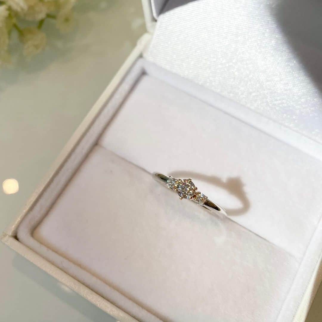JKプラネット銀座.表参道.福岡|結婚指輪セレクトショップさんのインスタグラム写真 - (JKプラネット銀座.表参道.福岡|結婚指輪セレクトショップInstagram)「【JKPLANET LIMITED EDITION 】『光 ～瞬間と永遠の輝き～』をテーマにしたJKPLANET初のオリジナルブライダルジュエリーブランド ￣￣￣￣￣￣￣￣￣￣￣￣￣￣￣￣￣￣  「光」の瞬間と永遠の輝きを表現してデザインされたウェディングリング。 『JKPLANETリミテッドエディション』はデザインと品質にこだわり抜いたMADE IN JAPANのジュエリーブランドです。 熟練の職人による磨き仕上げで、滑らかな指通り💫 ダイヤモンドは、全てハート&キューピッドをセッティングし上質な輝きです✨  ❮ デザイン名 ❯  JKPL-2E / JKPL-2L /JKPL-2M  💍婚約指輪 ￣￣￣￣￣￣￣ ストレートラインに並んだ3石のダイヤモンドが、可愛らしさのあるデザイン✨ ダイヤモンドをセッティングしているツメ部分はピンクゴールドを使用し、 センターダイヤモンドがより一層際立つ作りになっています。  💍結婚指輪 ￣￣￣￣￣￣￣ メンズ、レディース共にふっくらと丸みのあるフォルムが印象的なデザイン✨ 滑らかな着け心地が優しく指を包みます。 中央にセッティングされた上質なダイヤモンドの輝きに、特別感を感じる1本です。  ↓ JKPLANET  SHOP LIST ↓ ￣￣￣￣￣￣￣￣￣￣￣￣￣￣ 銀座本店・銀座2丁目店・表参道店・横浜元町店・大宮店・名古屋栄店・福岡天神店・熊本上通店・宮崎橘通り店・鹿児島天文館店  ▼来店予約はホームページから ￣￣￣￣￣￣￣￣￣￣￣￣￣￣￣ @jkplanet.jewelry プロフィールのリンクからご予約出来ます。 ‥‥‥‥‥‥‥‥‥‥‥‥‥‥‥‥‥‥‥‥‥‥‥‥‥‥‥  #JKPLANET #JKプラネット  #結婚指輪のセレクトショップ  #婚約指輪のセレクトショップ #結婚指輪JKPLANET #JKPLANETオリジナルブランド #jkplanetlimitededition #結婚指輪 #マリッジリング  #婚約指輪 #エンゲージリング #ダイヤモンド #結婚指輪横浜 #ウェディング #ブライダルリング #指輪 #プロポーズ  #結婚指輪ゴールド #結婚指輪探し #婚約指輪探し #結婚指輪💍 #ブライダルリング #婚約指輪と重ね付け　 #前撮り #フォトウェディング #コンビネーションリング  #コンビリング  #花嫁準備 #プレ花嫁 #weddingring」4月11日 14時43分 - jkplanet.jewelry