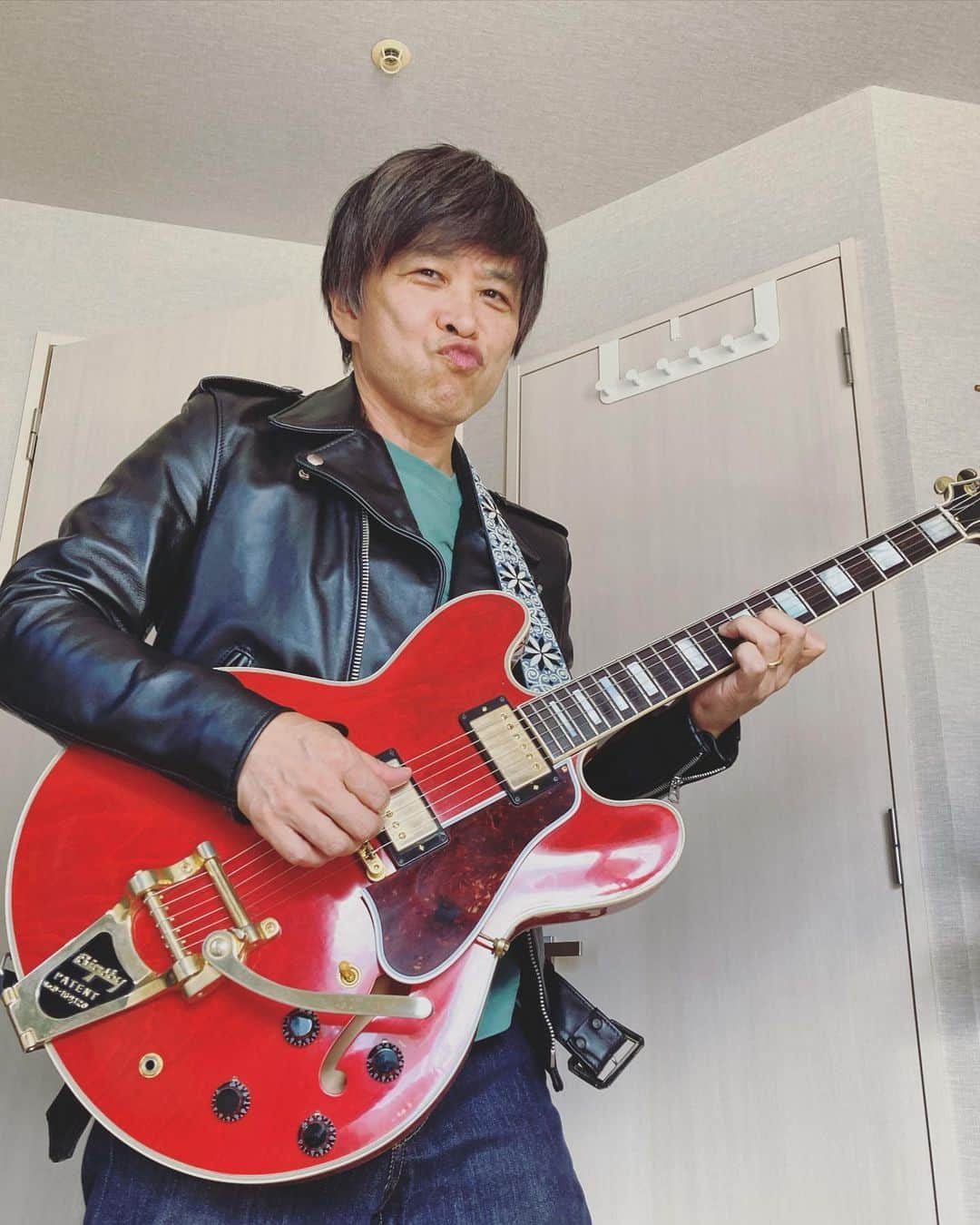 武田真一さんのインスタグラム写真 - (武田真一Instagram)「某写真週刊誌に革ジャン着用姿を隠し撮りされた記事が配信されたので、もっとかっちょいいのを！ DayDay.見て下さいね〜。  追記 隠し撮りされたのが不満なわけではないです。もちろん嬉しくはないですけどね。ニュースでも報道番組でも、相手の同意を得ない撮影は（公人などやむを得ない場合に限る）行われています。私も散々やってきた側の人間なのです。ただ寝ぼけた顔よりこっちをお見せしたかったのよ。あとギターも」4月11日 14時47分 - raspberrydrops