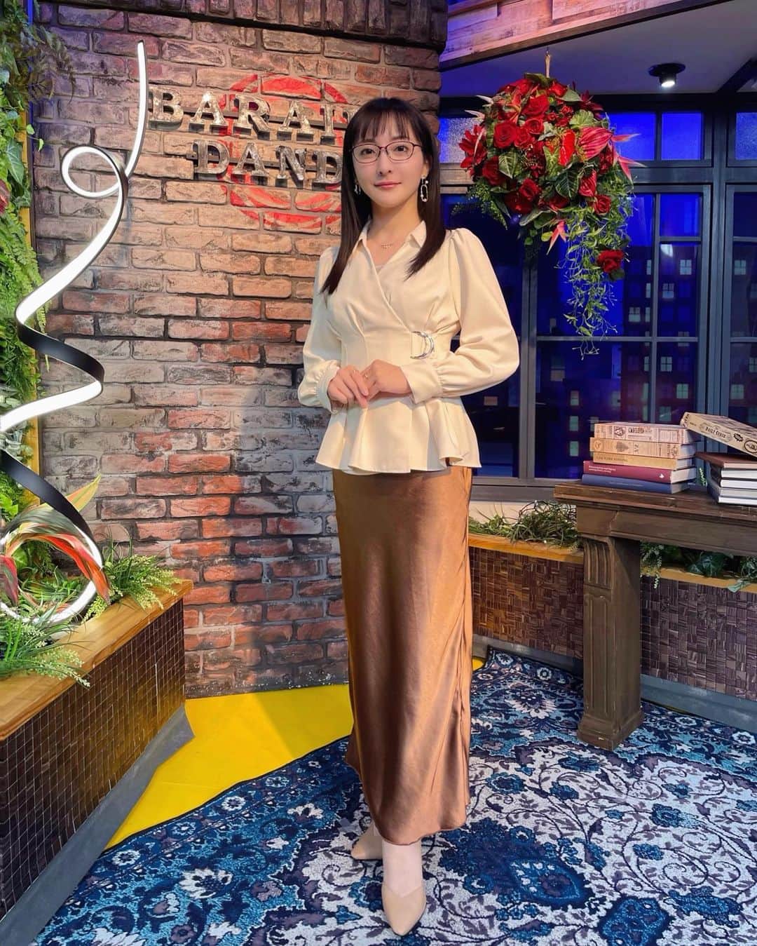 松澤千晶のインスタグラム：「バラいろダンディ月曜日 一言日記　変態協会会長秘書に任命されました。  梅沢さん、小山さん、ありがとうございました。  tops、skirt @tonal_official accessory @mimi33_official  #バラダン #TOKYOMX」