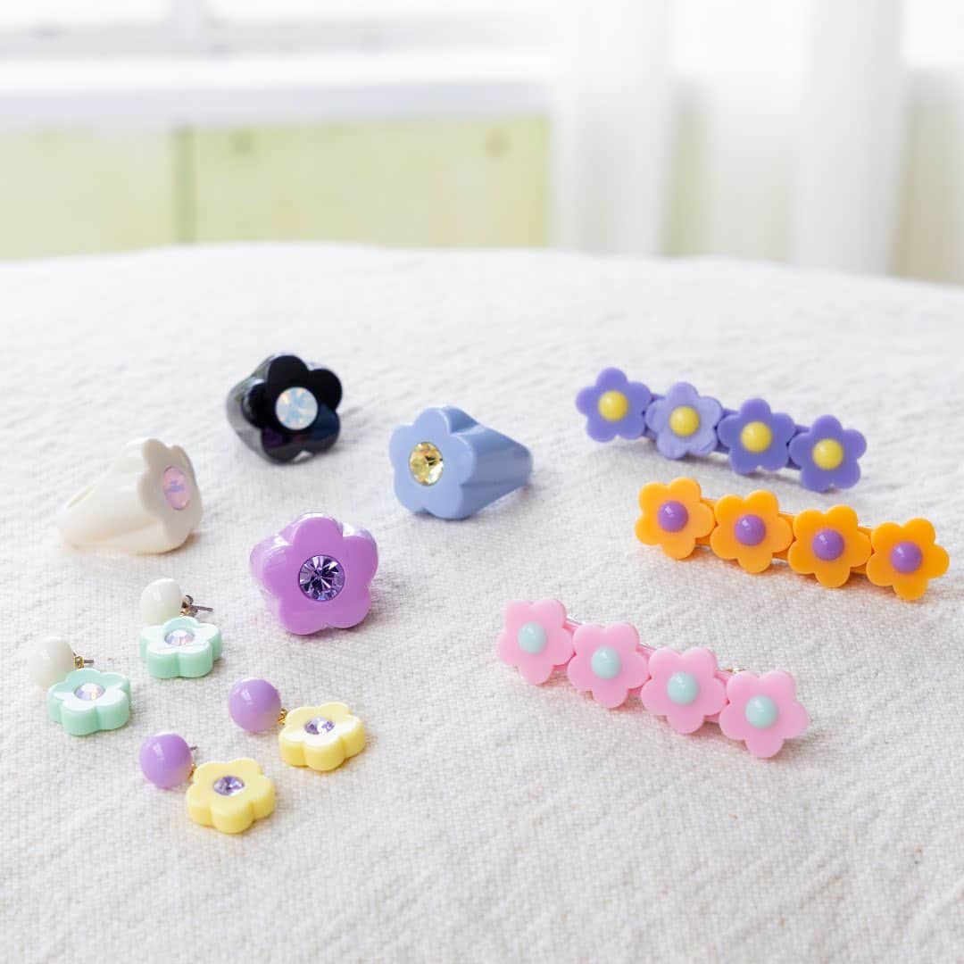 MARY QUANT officialのインスタグラム：「- カラフルでPOPなデザインのアクセサリーが登場！ - #カラフルPOPピアス #カラフルPOPリング #カラフルPOPワニクリップ - プロフィールのURLから オンラインショップの夏アクセ特集をチェック！ @maryquant_official  - #MARYQUANT #2023SUMMER #NEWITEMS #FASHION #ACCESSORIES - #MARYQUANT #アクセサリー #アクセ #夏アクセ #ピアス」