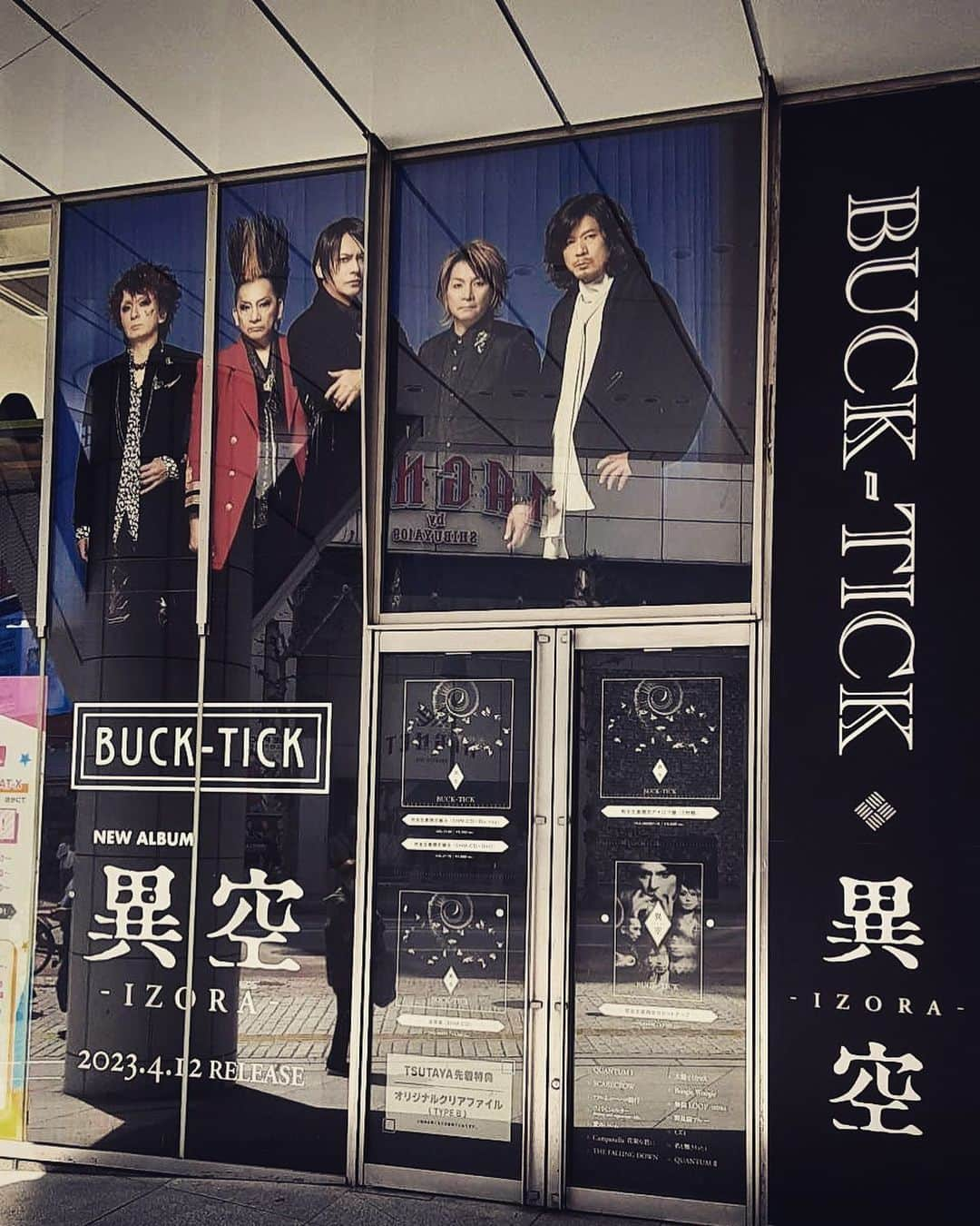 BUCK-TICKさんのインスタグラム写真 - (BUCK-TICKInstagram)「. ／ 📣今夜21:00〜 YouTube[BUCK-TICK公式チャンネル]にて 「アルバム『異空 -IZORA-』発売直前先行視聴会」開催❗️ ＼  New Album『異空 -IZORA-』 いよいよ明日発売です✨  今夜はアルバム発売に先駆け、アルバム収録全楽曲を一気に配信。 ぜひチャットにも参加して、リアルタイムで感想などもお聞かせください‼️😄  なお、アーカイブ配信はありません。 通知設定をして配信をお待ちください。  写真は、SHIBUYA TSUTAYA（東京）の入り口です✌️ お近くにお越しの際は、ぜひチェックしてください👀  #BUCKTICK #BUCKTICK35th #異空 #IZORA #櫻井敦司 #今井寿 #星野英彦 #樋口豊 #ヤガミトール #TSUTAYA #SHIBUYA #視聴会」4月11日 15時11分 - bucktickofficial