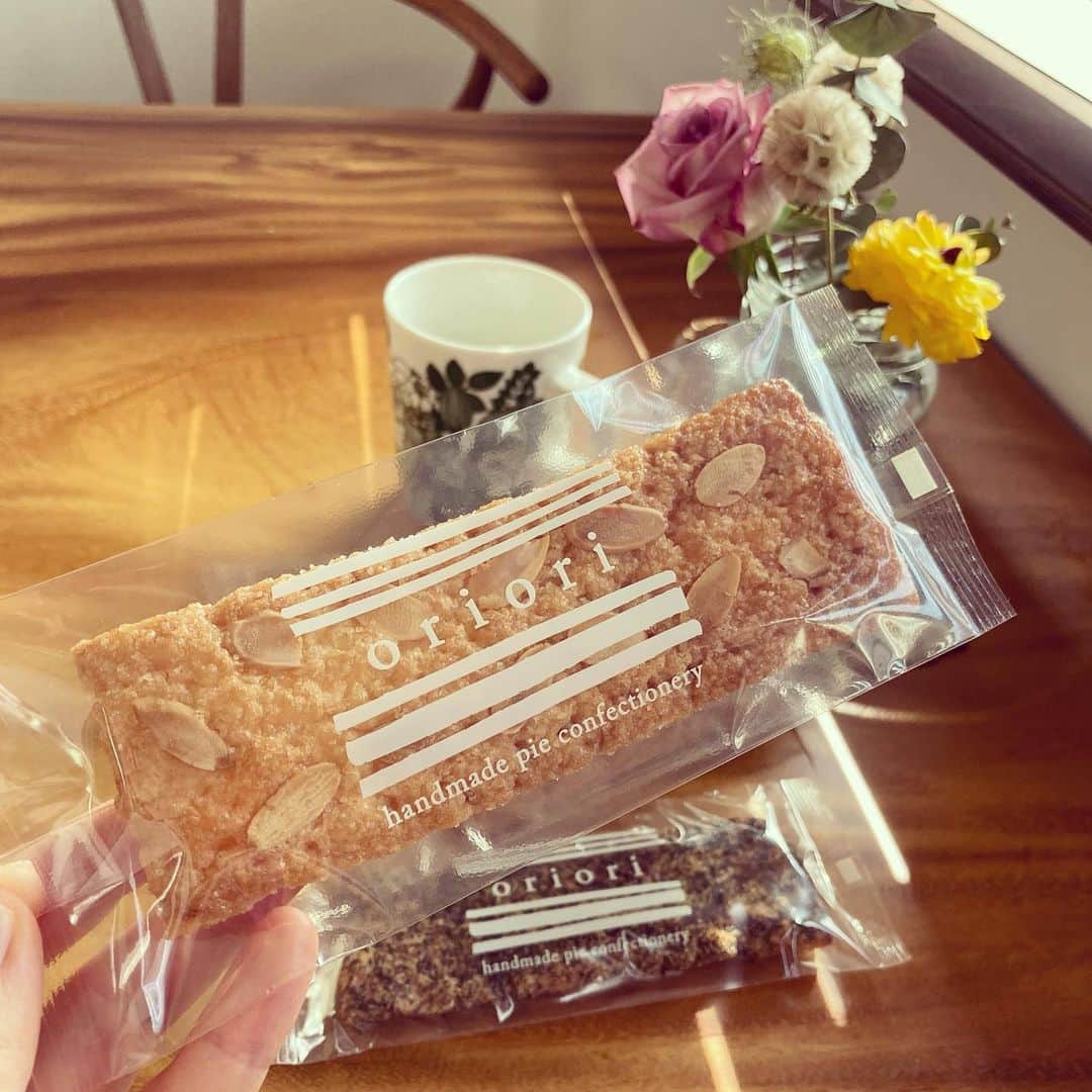 のインスタグラム：「めちゃ好きなやつ‼️差し入れで頂き嬉しくて叫んでしまいました。パイで一番美味しいと思う！  今日みたいな陽気が年の半分だったらいいのになぁ〜梅雨前の初夏、初秋にならぶベストシーズン到来。  #oriori #今日のおやつ #自由が丘スイーツ」