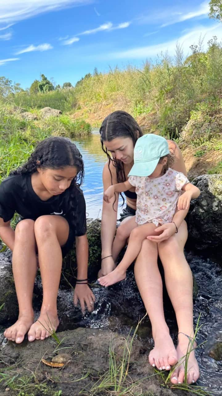 ポーシャ・ウッドマンのインスタグラム：「Getting back from Hong Kong getting to watch our babies swimming sports, meet our new niece, showing our mokos their home, Easter egg hunts in the bush and everything in between! My cup is so full 🥰」