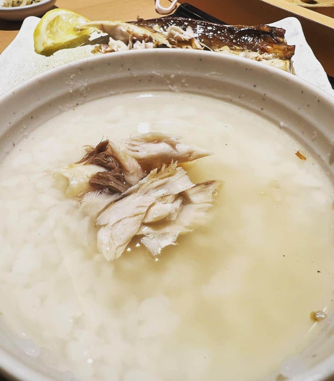 のインスタグラム：「やよい軒でさばの塩焼きを食べました。 だし茶漬け用にポットに出汁があって おかわりで『さば出汁茶漬け』にしたら、 めちゃくちゃうまかった。 あんまりおいしそうに写ってないけど…。」