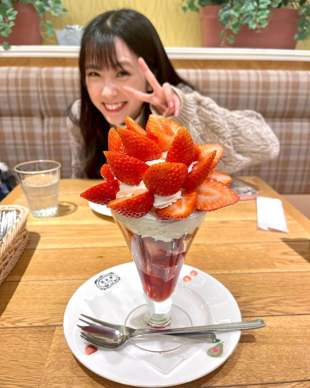 青山なぎささんのインスタグラム写真 - (青山なぎさInstagram)「ゆいなといちご食べてきた🍓 気づいたら4時間語っててびっくり😳笑  #果実園リーベル #いちごスイーツ #いちごパフェ #いちご」4月11日 15時22分 - aoyamanagisa_official