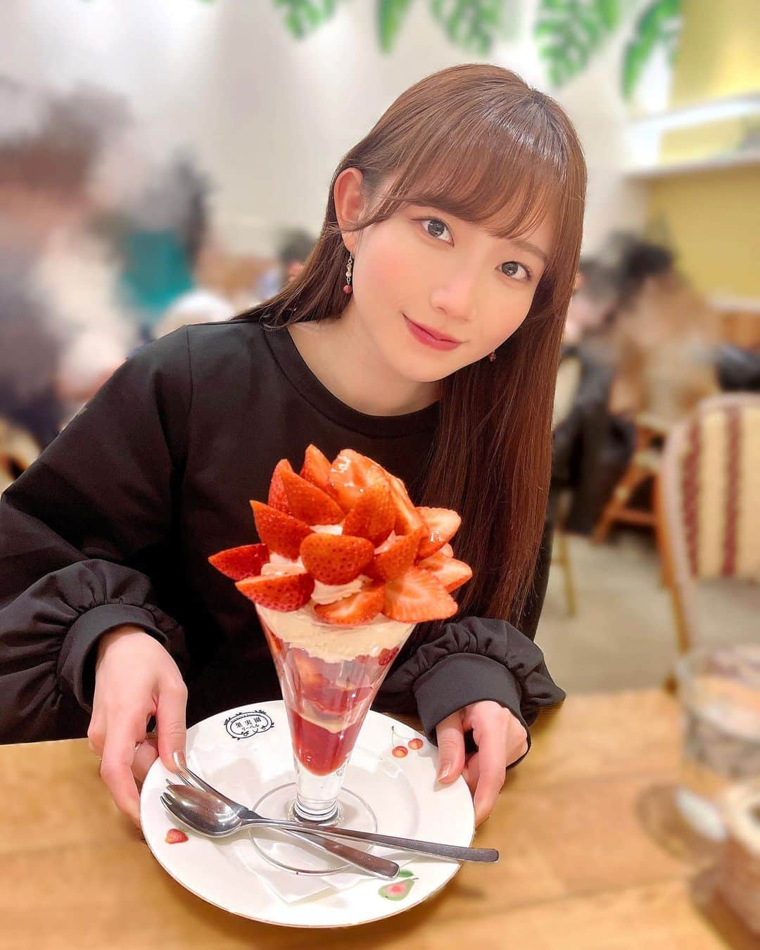 青山なぎささんのインスタグラム写真 - (青山なぎさInstagram)「ゆいなといちご食べてきた🍓 気づいたら4時間語っててびっくり😳笑  #果実園リーベル #いちごスイーツ #いちごパフェ #いちご」4月11日 15時22分 - aoyamanagisa_official